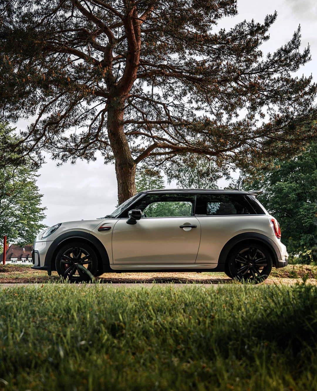 MINI Japanさんのインスタグラム写真 - (MINI JapanInstagram)「大自然の中で、深呼吸💨    📸 @orgnlmedia    #JohnCooperWorks #MINIJapan」9月4日 18時00分 - mini_japan