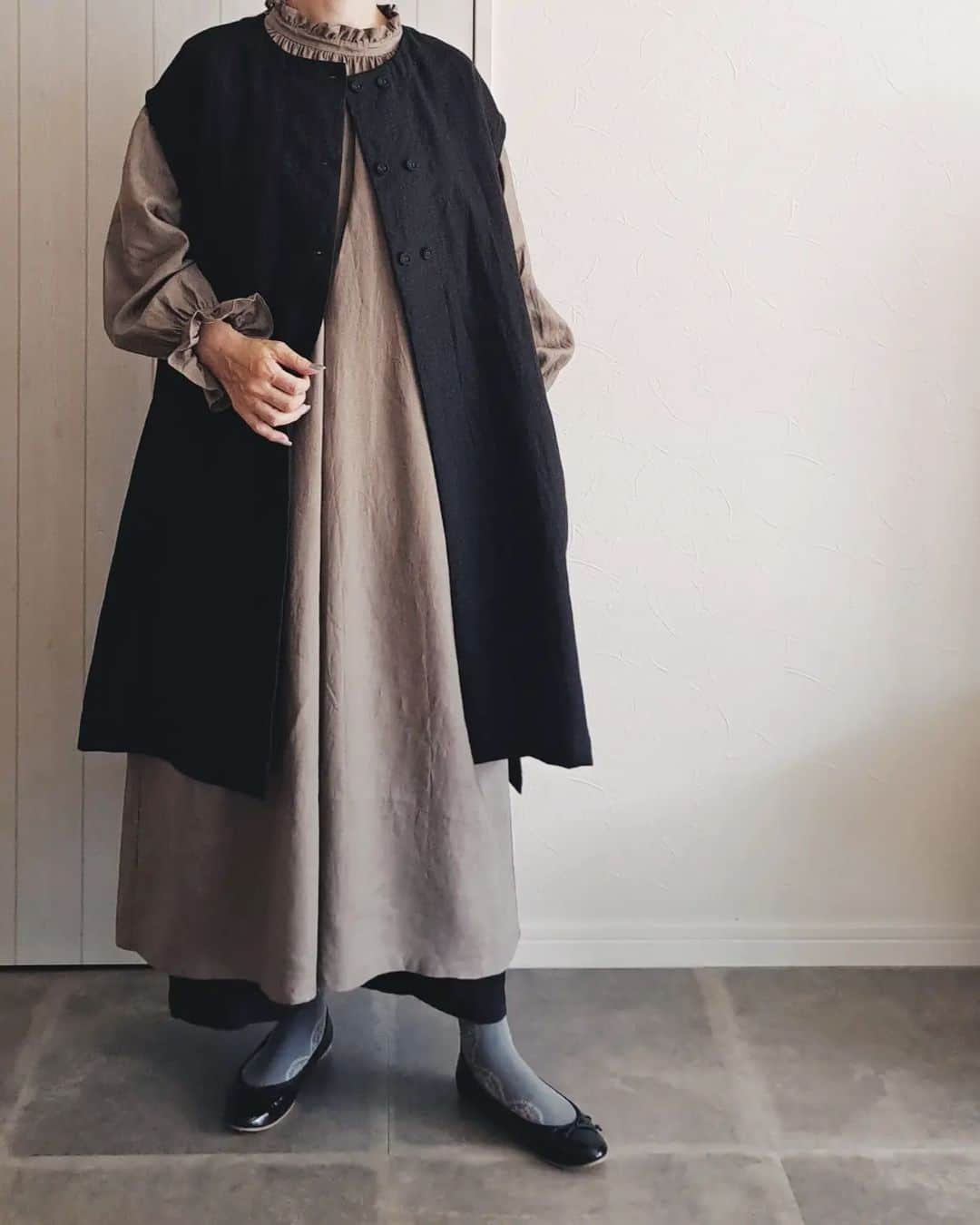 Keikoのインスタグラム：「† オフショルダーのリネンのロングベスト。 先日ご紹介した 襟フリルのワンピース、ふんわりブラウスとコーデしてみました。 胸元はダブルボタンで キチッと留めて頂いても素敵です。 最近なにかと話題にのぼるインド。 そのインドのモディ首相は いつも襟の詰まったシャツにベストのスタイリングで登場。 髪も髭もキチンと整えお洒落だなぁと思う今日この頃です♡ 秋はそんなシャキッとした着こなしもしてみたい。早く涼しくなってーー モデル身長161cm  Boutique autumn  9月16日(土)~21日(木) 11:00~16:00 フカメキ雑貨店 @fukamekizakkaten † #リネンベスト #秋コーデ #秋冬 #秋ファッション #ファッション #ハンドメイド大人服 #大人コーデ #大人ナチュラル #月面着陸インドに先を越されました #今からはインドの時代」