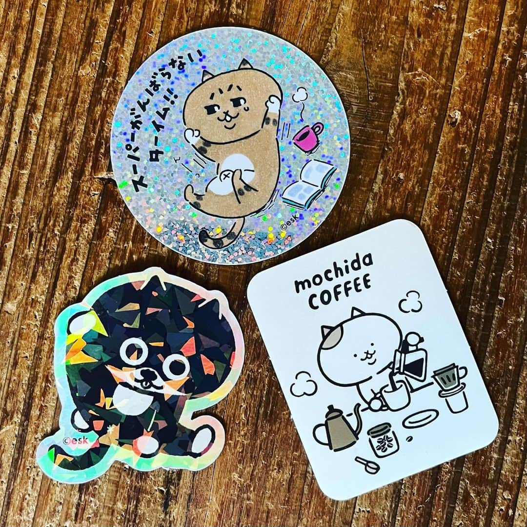 eskさんのインスタグラム写真 - (eskInstagram)「: : StickerAppさんとのコラボステッカーが届きましたー！ お尻の米までキラッキラのクロちゃん、 スーパーがんばらないタイム発生中のグリッターミィちゃん、 そして、モチダコーヒーは透明ステッカーなので 瓶とかに貼るとめちゃ可愛い🫶（でも入ってるのは紅茶）  ラメやホロのステッカーが作ってみたかったので、 実現して感激です✨ ステッカーを動かす手の動きがなんかキモいのは気にしないでください。  「自分でもステッカーを作ってみたい！」というそこのあなた〜 今ならクーポンコード【1544S4】を使うと20%OFFで作れちゃいます（9/6まで有効）  難しい作業は一切なし、専用サイトでサクッと作れちゃうのでオススメです！  @stickerapp_jp @stickerapp #StickerApp #StickerAppjp #ステッカー #オリジナルステッカー #StickerAppコラボ #ArtistsOfStickerApp #イラスト#イラストレーター#おえかき#らくがき#まんが#猫#ねこ#ネコ」9月4日 17時29分 - esk_illust