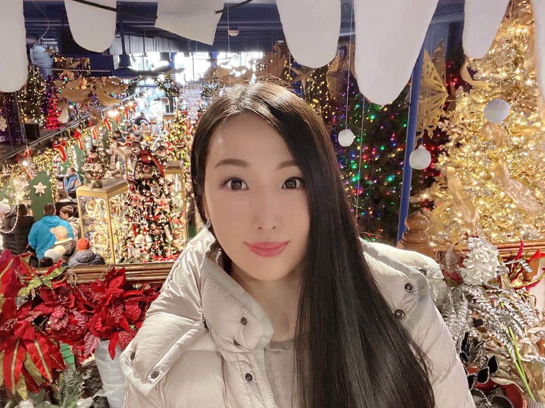 成海まりのインスタグラム：「カナダ行った時の📷🇨🇦Part1 ✍️ キラキラのイルミネーション🪐💫  もう9月🍁あっという間に今年も残り数ヶ月✨  #時差投稿 #カナダ   latergram #思い出投稿 #travelgirl #travel #traveler #trip #selfie #Canada #セルフィー #タビジョ #エルミンヌ #旅女 #旅行」