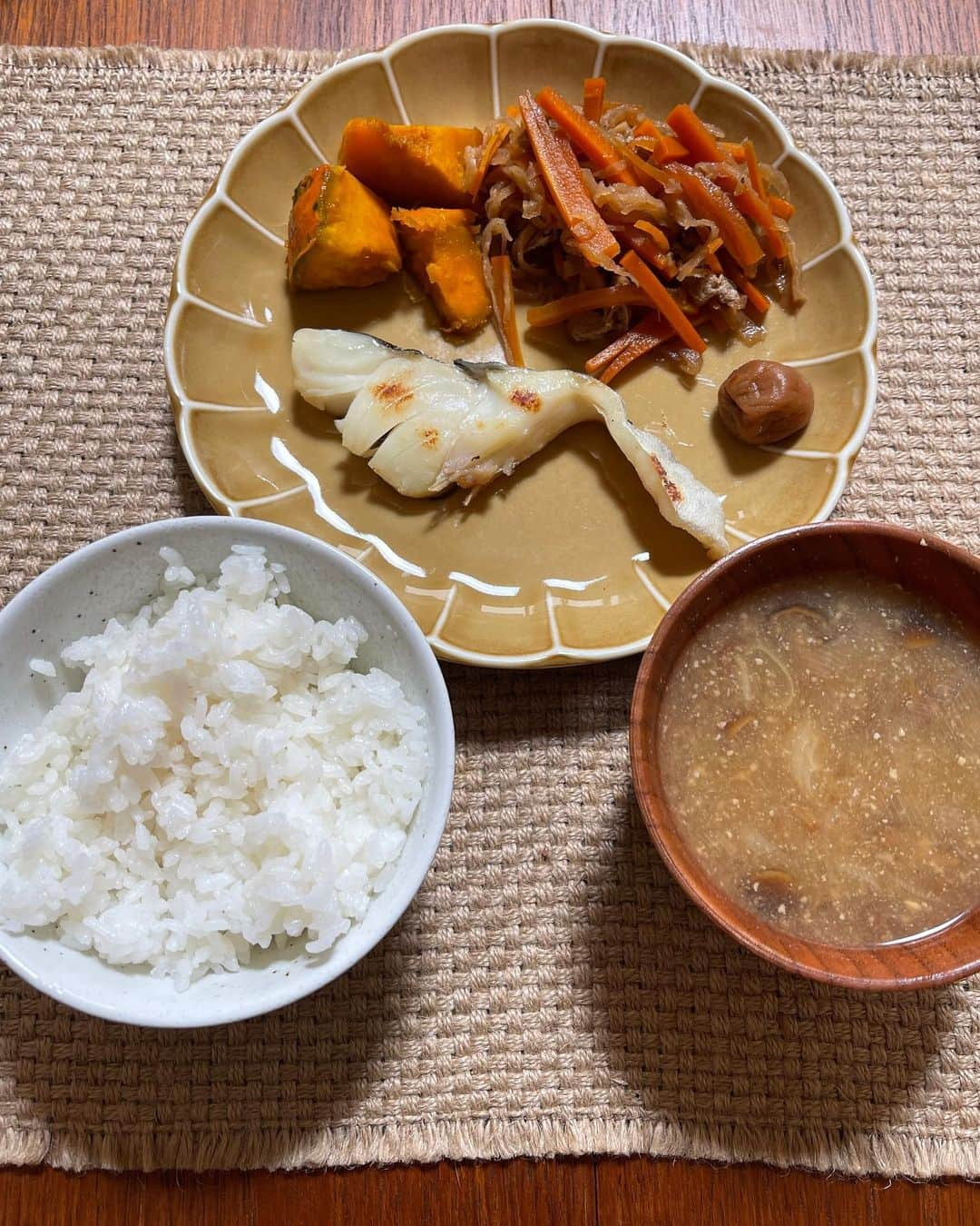 栗山遥さんのインスタグラム写真 - (栗山遥Instagram)「最近はアーユルヴェーダだけではなくて、東洋医学全般に興味が広がってきていて、学びが楽しい毎日🇮🇳 アーユルヴェーダを学び始めてから、食事において 何を食べるかだけではなくて、どう調理して食べるか、どんな食べ方をするか、ということも同じくらい大切なんだと知った！ここ数ヶ月でわたしが気にかけていることをまとめてみました◎  ⚫︎何を食べるか(食べないか) 季節の野菜を食べる。 加工食品、添加物を避ける。無駄なもの(栄養価が低く、添加物や塩分、白砂糖を過度に含んだジャンクフード)を食べない。 お肉を家で食べないので、その分豆類や野菜、きのこ類を沢山摂る。パッと見た時に彩りがある食事になるように、緑黄色野菜を入れる。 最近は、基本的に小麦もなるべく選ばないようにしていて、たまにの贅沢に✨  ⚫︎どう調理して食べるか ヴァータ体質のわたしは冷えと乾燥が強いので、火を通して温かくして、水分や油分を含ませる調理方法で食べる。(便秘になりやすい人はこの方法で腸内環境を整えるのがおすすめ) 野菜であれば、煮物、お味噌汁、スープ。あとは素焼きにしたり、ナムルにしたり。 家にお味噌汁がない日は1日もないというくらい、わたしの食事のベースはご飯とお味噌汁🍚家では3食必ず和食なので、それに主菜、副菜を加えていく感じで毎日メニューを考えます◎  ⚫︎食べ方 とにかくよく噛んで食べること。お腹が空いているとどんどん口に入れてしまうから、しっかり噛むことを忘れないように、一口食べて一度箸を置くようにしてみたり。笑 食べる量は、基本、腹8分目まで。満腹にはしない。食べる時間や、体調によっては、6〜7分目まで。前日や前の食事で食べすぎたら、次の食事を減らしたり、時間を空けて調整する。  消化力を落とさずに、内臓を健康に保つために、食事以外でも冷たいものをなるべく避けて、とにかく内臓を冷やさないように◎これだけでも体調が全然違う。細胞がどんどん生まれ変わる感じ🌞✨免疫力が低くて、弱かった身体も、少しずつ強くなってきました💪🏽」9月4日 17時31分 - harukakuriyama