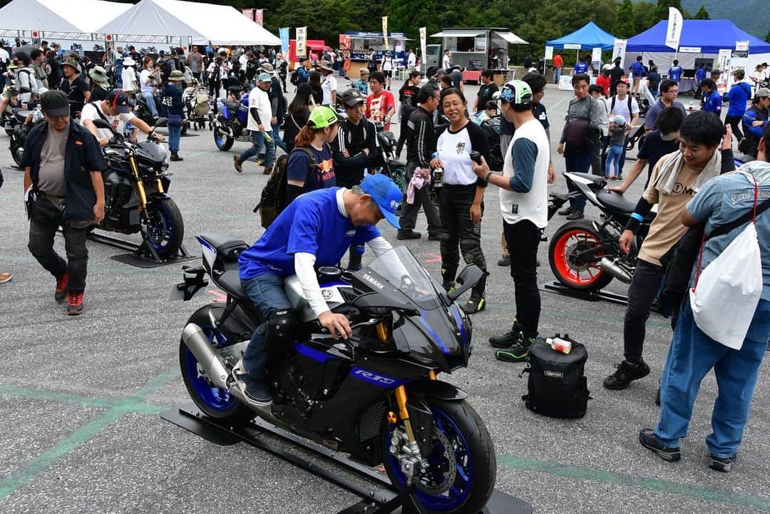 ヤマハ バイクさんのインスタグラム写真 - (ヤマハ バイクInstagram)「9/2(土)滋賀県 奥伊吹モーターパークにて開催された「YAMAHA Motorcycle Day 2023」では、約3000名のヤマハバイクオーナー、ヤマハ発動機ファンの方々にお越しいただきました！ ご来場いただき誠にありがとうございました✨  みなさま、お楽しみいただけましたでしょうか？  当日は開場時間前から多くの方にお集まりいただき、長蛇の列ができていたほど...! 朝早くからありがとうございました🥹  ・タッチ&トライ （写真:4枚目） ロードスポーツ車をはじめ様々なモデルがズラリ！ 気になっていたモデルに跨ったり、記念写真を撮ったり、賑わっておりました👏  ・スペシャルイベント （写真:5、6枚目） 全日本トライアル選手権最高峰のIAスーパーに参戦中の黒山選手と野崎選手によるトライアルデモは、ハラハラドキドキの連続で大変盛り上がっておりました！  ・"ヤマハの手"ブース （写真:7枚目） こちらでは生産現場で働く社員と直接交流ができ、ヤマハ発動機のものづくりへのこだわりを体感いただきました😌  ほか、当日のイベントレポートは今後ヤマハバイクブログやフォトレポートにて公開していく予定です☀️  またみなさまにお会いできる日を楽しみにしております！  #ヤマハモーターサイクルデー2023 #YAMAHAが美しい #RevsyourHeart #Yamaha #バイク好きな人と繋がりたい #バイクのある生活」9月4日 17時32分 - yamaha_bike