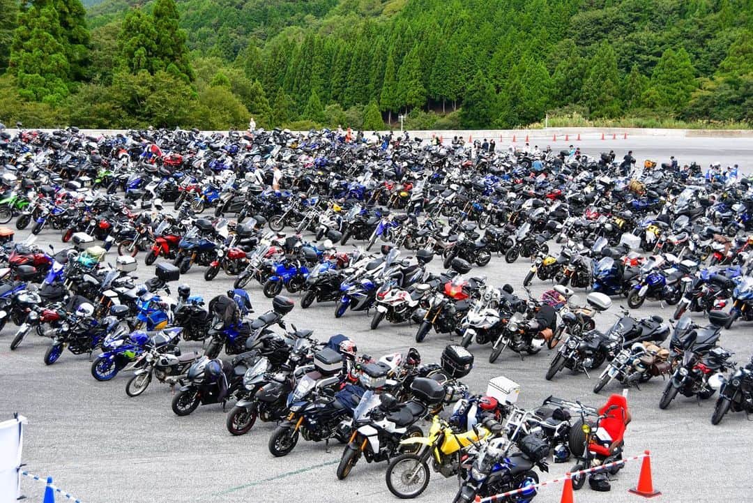 ヤマハ バイクさんのインスタグラム写真 - (ヤマハ バイクInstagram)「9/2(土)滋賀県 奥伊吹モーターパークにて開催された「YAMAHA Motorcycle Day 2023」では、約3000名のヤマハバイクオーナー、ヤマハ発動機ファンの方々にお越しいただきました！ ご来場いただき誠にありがとうございました✨  みなさま、お楽しみいただけましたでしょうか？  当日は開場時間前から多くの方にお集まりいただき、長蛇の列ができていたほど...! 朝早くからありがとうございました🥹  ・タッチ&トライ （写真:4枚目） ロードスポーツ車をはじめ様々なモデルがズラリ！ 気になっていたモデルに跨ったり、記念写真を撮ったり、賑わっておりました👏  ・スペシャルイベント （写真:5、6枚目） 全日本トライアル選手権最高峰のIAスーパーに参戦中の黒山選手と野崎選手によるトライアルデモは、ハラハラドキドキの連続で大変盛り上がっておりました！  ・"ヤマハの手"ブース （写真:7枚目） こちらでは生産現場で働く社員と直接交流ができ、ヤマハ発動機のものづくりへのこだわりを体感いただきました😌  ほか、当日のイベントレポートは今後ヤマハバイクブログやフォトレポートにて公開していく予定です☀️  またみなさまにお会いできる日を楽しみにしております！  #ヤマハモーターサイクルデー2023 #YAMAHAが美しい #RevsyourHeart #Yamaha #バイク好きな人と繋がりたい #バイクのある生活」9月4日 17時32分 - yamaha_bike