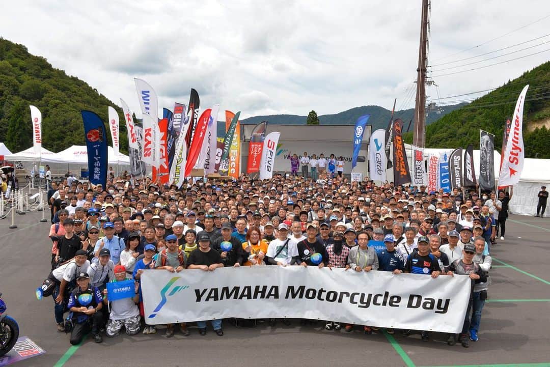 のインスタグラム：「9/2(土)滋賀県 奥伊吹モーターパークにて開催された「YAMAHA Motorcycle Day 2023」では、約3000名のヤマハバイクオーナー、ヤマハ発動機ファンの方々にお越しいただきました！ ご来場いただき誠にありがとうございました✨  みなさま、お楽しみいただけましたでしょうか？  当日は開場時間前から多くの方にお集まりいただき、長蛇の列ができていたほど...! 朝早くからありがとうございました🥹  ・タッチ&トライ （写真:4枚目） ロードスポーツ車をはじめ様々なモデルがズラリ！ 気になっていたモデルに跨ったり、記念写真を撮ったり、賑わっておりました👏  ・スペシャルイベント （写真:5、6枚目） 全日本トライアル選手権最高峰のIAスーパーに参戦中の黒山選手と野崎選手によるトライアルデモは、ハラハラドキドキの連続で大変盛り上がっておりました！  ・"ヤマハの手"ブース （写真:7枚目） こちらでは生産現場で働く社員と直接交流ができ、ヤマハ発動機のものづくりへのこだわりを体感いただきました😌  ほか、当日のイベントレポートは今後ヤマハバイクブログやフォトレポートにて公開していく予定です☀️  またみなさまにお会いできる日を楽しみにしております！  #ヤマハモーターサイクルデー2023 #YAMAHAが美しい #RevsyourHeart #Yamaha #バイク好きな人と繋がりたい #バイクのある生活」