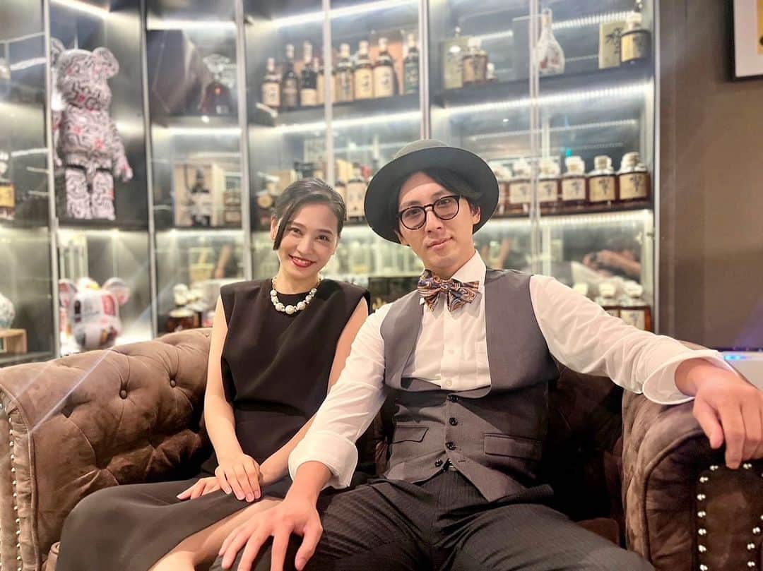 前田友香のインスタグラム：「2023.9.2 『すなっくマエユカ〜マコヒトを添えて〜』 @ma.co.jp ちゃんとの 初の単独ファンミ！ 来てくださったみなさん ありがとうございました！ 飲んで食べて歌って踊って キモカワステッカー、キーホルダー販売など 今までやりたかった事を 形にする事ができました！ 最初から最後まで一緒に楽しんでくれて 本当にありがとう！  そして どんな事を言っても面白おかしく拾ってくれる 優しい相方 まこちゃんとの開店✨ いつもの巧みな話術とギャグと明るさで 会場は盛り上がりましたー！ 楽しすぎた！ありがとう！  スペシャルゲストで 一緒に踊って歌ってくれた @ariariarisa.m ちゃん 最高！ありがとう！また踊ろっ🎤♪  そしてそして何より ファンミしようよ！と 声をかけてくれた @miyu_noir ちゃんありがとう！ みゆちゃんが言ってくれなかったら実現してなかった！🥺  モデル始めた16歳の時には こんな事をしている自分が全く想像できんかった笑 けど、どんな事も挑戦させてくれる事務所 @officenoir  の皆さんのおかげです。 自分達らしいイベントにさせてくれて 本当にありがとうございます！  とにかく楽しくて お酒が美味しかった🍸笑  皆さんにまた会えるように レベルアップしてきます🏃‍♀️ 本当にありがとうございました！  #ファンミ #ファンミーティング #マコユカ」