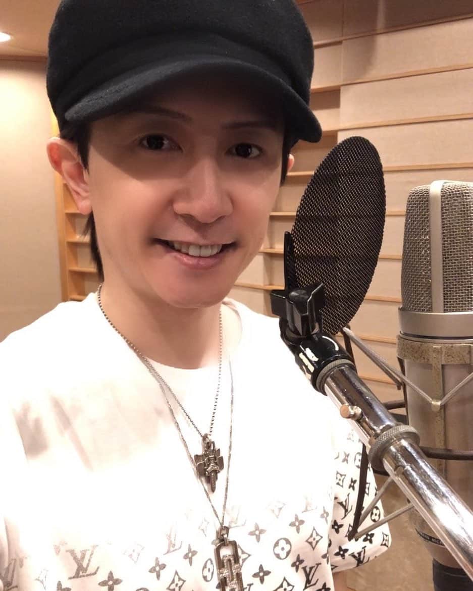 青木隆治のインスタグラム：「☆ Hello〜^ ^ きのうはレコーディングでした〜！ カバーシングル 「VOICE -REBORN-」 楽しみにしていてくださいね〜^ ^ また同じような帽子を買ってしまった笑 ＝ 今月の配信ライブが決まりました！ 9/24(日) 「���Face PREMIUM LIVE 10」 あなたが選ぶFaceトップ3を、7日(木)17:00までに、ここにコメントかメッセージをください！ ※必ず一位二位三位と表記してくださいm(_ _)m 詳しくはオフィシャルブログをご覧ください！ ＝ �歌芸夢者ライブの予約が本日23:59までとなっております！ ニューマキシシングル「VOICE -REBORN-」発売直前にお届けする、皆さんからのリクエストを反映したライブ！ 是非遊びにいらしてください！ �「青木隆治 LIVE in 歌芸夢者」 ★日時：2023年10月9日(月・祝) Stage1　14:00開場 / 15:00開演 Stage2　17:00開場 / 18:00開演 ※席の確保はファンクラブ優先となります！ 詳しくはオフィシャルサイト、またはオフィシャルブログをご覧ください！ ＝ 青木隆治 ニューマキシシングル 「VOICE -REBORN-」 2023年10月18日(水)発売決定！ カバーシリーズのシングルver！ 各年代の名曲を収録！ タワーレコード・HMVなどの全国のCDショップ、楽天やAmazonなどのネット通販サイトで予約受付中！ ※予約受付に関してや、取り扱いの有無などの確認は直接店舗へお問い合わせください。 【収録曲】 1. 花の時・愛の時/前川清さん 2. また逢う日まで/尾崎紀世彦さん 3. First Love/宇多田ヒカルさん 4. Pretender/Official髭男dismさん こちらも詳しくはオフィシャルサイト、またはオフィシャルブログをご覧ください！ ＝ 《LIVE情報》 「青木隆治 25th Anniversary LIVE 〜ひとりモノマネ紅白歌合戦〜」公演開催決定！ 【公演日時・会場】 2023年10月21日（土）16:00開演　アワーズホール（明石市立市民会館） 2023年10月22日（日）14:00開演　舞鶴市総合文化会館 大ホール ※開場は開演の30分前 チケット発売中！ 今回は自身初すべて着替え、たった一人で史上初となるモノマネで紅白歌合戦を開催！ 25周年集大成となる真剣勝負のステージ、是非遊びにいらしてください！ 詳しくはオフィシャルブログをチェック！ 《お知らせ》 ◉2024年1月16日〜1月19日 「にっぽん丸　自由自在〜千葉・下田〜」 発着港：名古屋発・名古屋着 16日にクルーズを彩るエンターテイナーとして出演！ 詳しくをオフィシャルブログをチェック！ ＝ いよいよ今週末はFCイベント！ 来てくださる皆さん、お楽しみに！ & まだまだ続くお知らせもお楽しみに！ それでは、また！ Love & Peace！ ＝＝＝＝＝＝＝＝＝＝ ◎ドラマ◎ NHKドラマ 「卒業タイムリミット」 配信ドラマ 「プロデューサーK PART4」 ＝＝＝＝＝＝＝＝＝＝ ◎ファンクラブ◎ 大好評の更新&新規ご入会特典！ 青木隆治が25周年・Face10周年を越える2023年度は、会員様全員に新曲をCDにしてプレゼント！ 詳しくはオフィシャルブログをご覧ください！ ＝＝＝＝＝＝＝＝＝＝ ◎青木隆治プレミアムチャンネルーYouTubeー◎ https://www.youtube.com/channel/UCr7KCeTUzCFzADVYG-PF9DA ＝＝＝＝＝＝＝＝＝＝ ◎青木隆治オフィシャルTikTok◎ www.tiktok.com/@aoki_ryuji_official ＝＝＝＝＝＝＝＝＝＝ ◎青木隆治/Faceオフィシャルサイト◎ http://aoki-ryuji.com/ ＝＝＝＝＝＝＝＝＝＝ ◎青木隆治オフィシャルブログ◎ https://ameblo.jp/aoki-ryuji/ ＝＝＝＝＝＝＝＝＝＝ ◎オンラインサロン◎ 青木隆治プロジェクト 「W.B.E -World of Best Entertainment-」 https://community.camp-fire.jp/projects/view/229853 ＝＝＝＝＝＝＝＝＝＝ ◎Face◎ 「夏空」 「証」「Snow Rain」 「CROSS IN LOVE」「白夜街」 絶賛配信中！ ＝＝＝＝＝＝＝＝＝＝ 青木隆治 「You & I」 「Story」 絶賛配信中！ ＝＝＝＝＝＝＝＝＝＝ #青木隆治  #aokiryuji  #ryujiaoki  #face  #youtube  #青木隆治プレミアムチャンネル  #tiktok  #オンラインサロン  #ライブ配信  #カバー #cover #花の時愛の時 #前川清 #また逢う日まで #尾崎紀世彦 #firstlove #宇多田ヒカル #pretender #official髭男dism #にっぽん丸  #クルージング  #ものまね  #紅白歌合戦  #兵庫  #明石  #京都  #舞鶴」