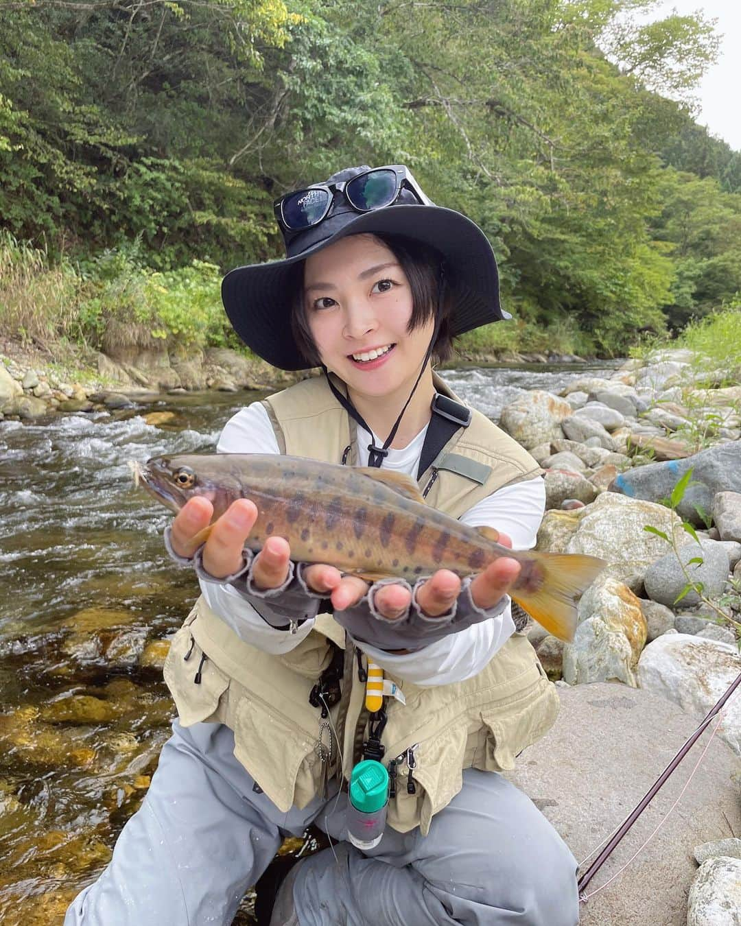 加藤るみのインスタグラム：「【渓流グラビア】  カメラマン姉が撮ってくれた数々のwith魚写真。  これを #渓流グラビア と呼ぶ🤣👋 (世界一肌の露出が少ないグラビアw)  釣りの時、魚を誰に撮ってもらうか問題。 わたしは絶対に魚と一緒に撮りたい。(もはや、魚がアイドル🎤🐟)  父はあてにならないので、今回はお願いして有能な姉に同行してもらいました。 アウトドア嫌いの姉、ありがとうw(でも、なんだかんだ楽しんでたっぽい)  父は自分の釣りに集中したいので、颯爽とどこかへ消えました😅(マジマイペース)  魚を持ってドヤ顔するのは得意です😀  今まで表紙になった釣り雑誌を見ても、ドヤ顔が凄い😂 魚を持ってドヤ顔ならお任せください←  ※ヤマメはとても繊細な魚なので、俊敏に写真を撮ったらすぐ水に戻して呼吸させています。  @rumifishing に釣行写真をいっぱい載せたので、 ストーリーハイライト、ぜひご覧ください🫶  #岐阜  #飛騨  #飛騨古川  #渓流釣り  #フライフィッシング  #釣り」