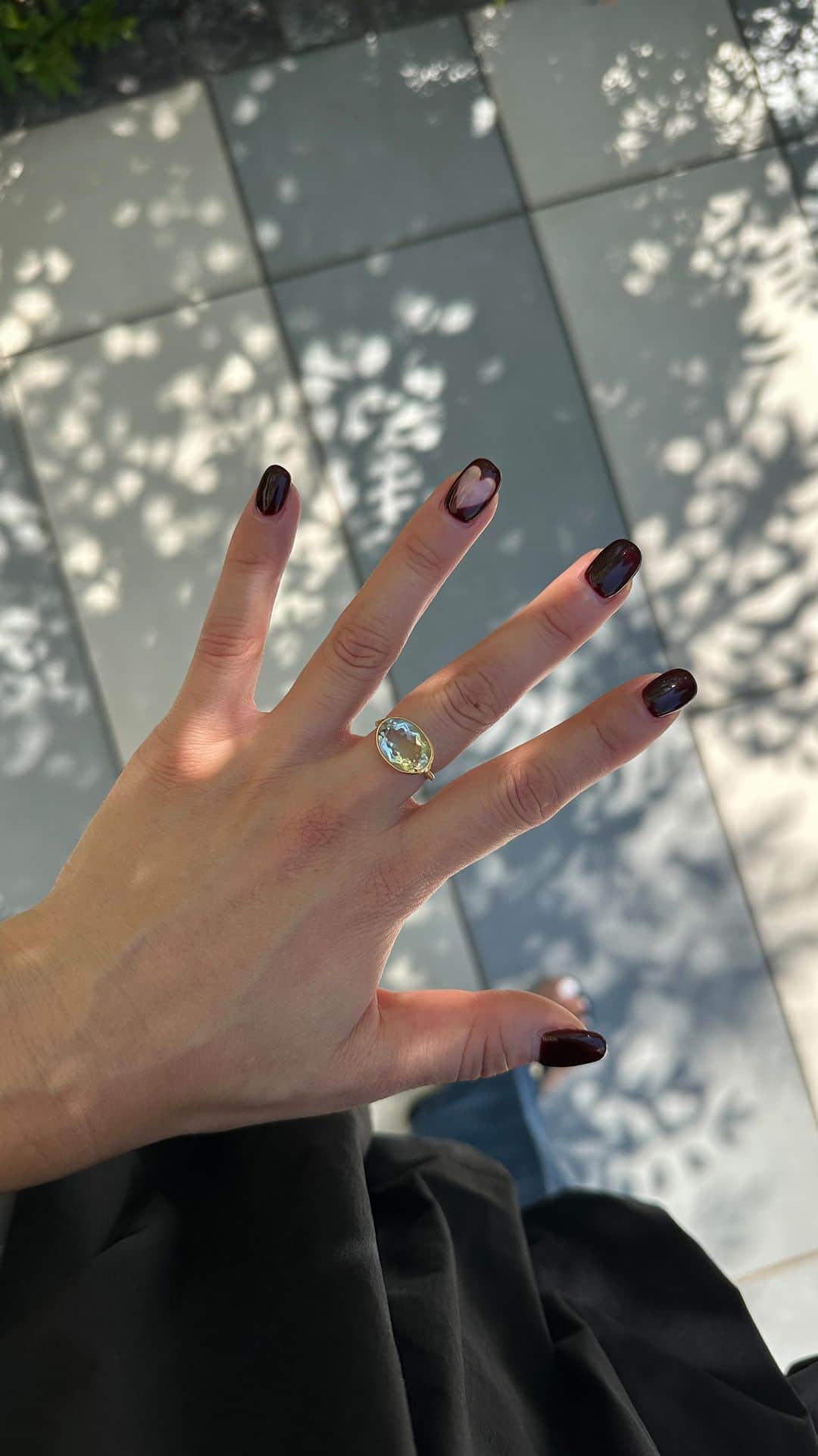 Keikooooooのインスタグラム：「new nailと、newjewelry💍 ボルドーで秋カラーと♡を💅 ジュエリーは、 @odul.jewelryの  ”1万円以下で買える天然石ジュエリー” グリーンアメジストが太陽の光でキラキラして、 パワーを貰える感じがする🫶🏻  #ödül #odul #oduljewelry #ödüljewelry#秋ネイル#nail」