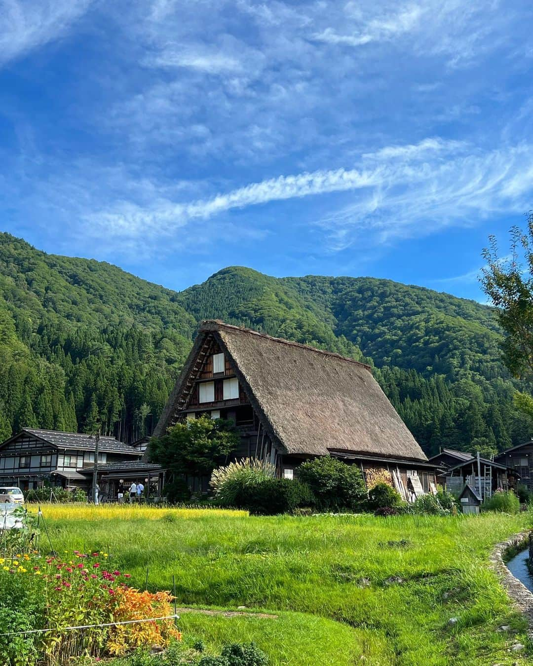 小西陽向さんのインスタグラム写真 - (小西陽向Instagram)「白川郷⛰️🌳🏞️  お天気にも恵まれ、最高の景色だった！☀️ 耳をすませば、自然独特の静けさと動物の鳴き声🦅 とっても癒された☺️ . . .  #白川郷　#岐阜県　#三つ子の合掌造り　#高山　#飛騨　#旅行　#旅行日記　#自然　#合掌造り #岐阜観光」9月4日 17時38分 - hinata713