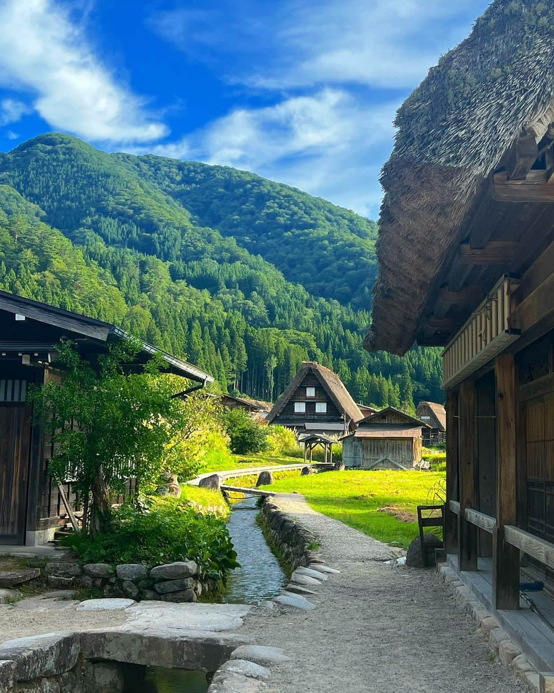 小西陽向さんのインスタグラム写真 - (小西陽向Instagram)「白川郷⛰️🌳🏞️  お天気にも恵まれ、最高の景色だった！☀️ 耳をすませば、自然独特の静けさと動物の鳴き声🦅 とっても癒された☺️ . . .  #白川郷　#岐阜県　#三つ子の合掌造り　#高山　#飛騨　#旅行　#旅行日記　#自然　#合掌造り #岐阜観光」9月4日 17時38分 - hinata713