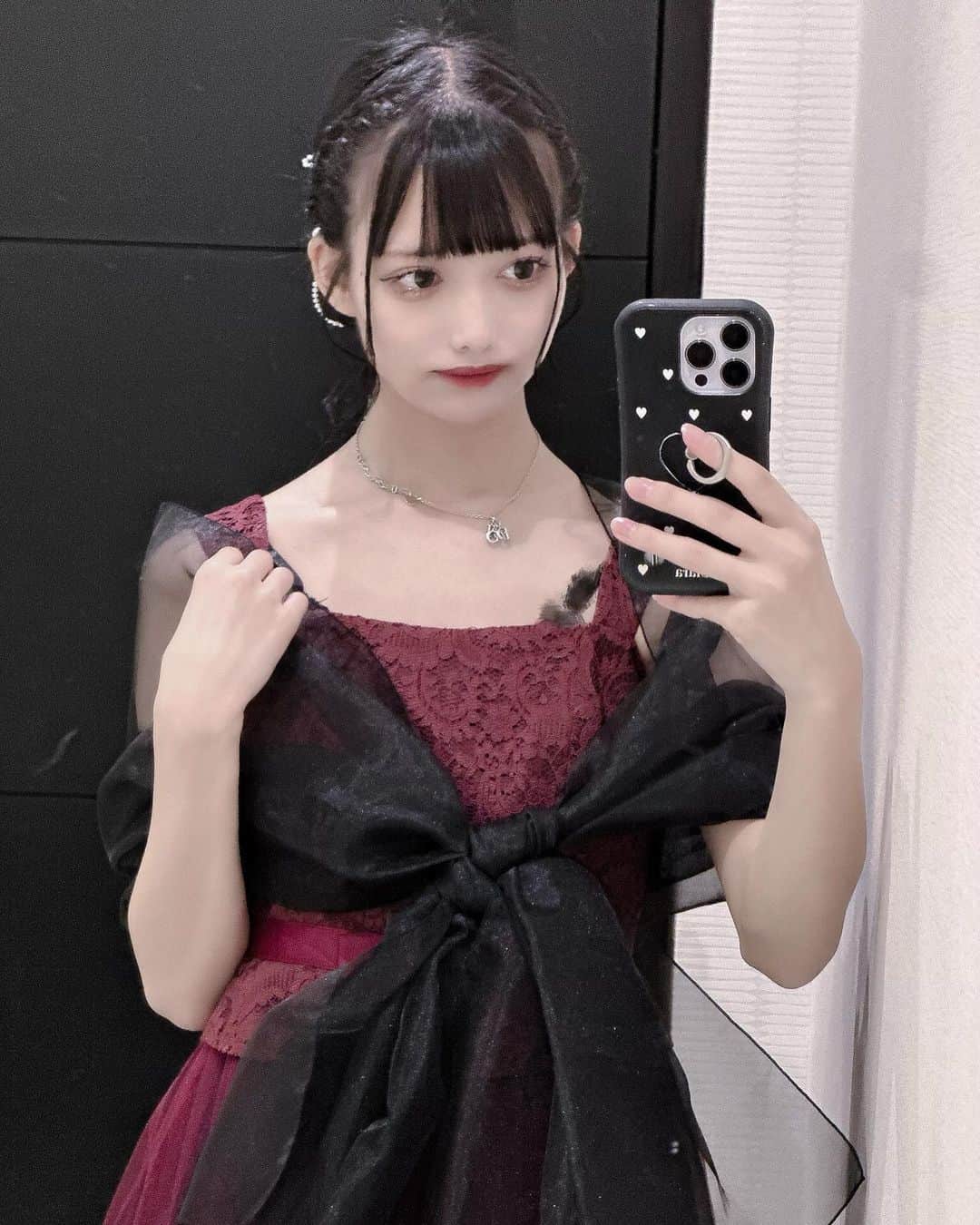 のインスタグラム：「. . 大好きなアイドル同期の子の結婚式に行ってきました 💍 . . めちゃくちゃいい結婚式だった 🎂 . かわいい後輩2人にも久しぶりに会えて名古屋わざわざ帰ってきたかいがあった 🤲🏻 . ストーリーにも沢山書いてるからみてねっ . . なーひー改めて結婚おめでとう  . . . #量産型  #病みかわいい #地雷女 #量産型コーデ #量産型女子 #地雷 #量産型ヲタク #selfie #セルカ #selca  #自撮り女子 #自撮り界隈 #yamikawaii #ゴスロリ #좋아요 #셀카 #셀피 #메이크업 #팔로우 #meido #카페 #셀스타그램 #goth #ジラジョ #結婚式 #結婚式コーデ #結婚式ヘアアレンジ #結婚式お呼ばれ #結婚式場 #結婚式準備」