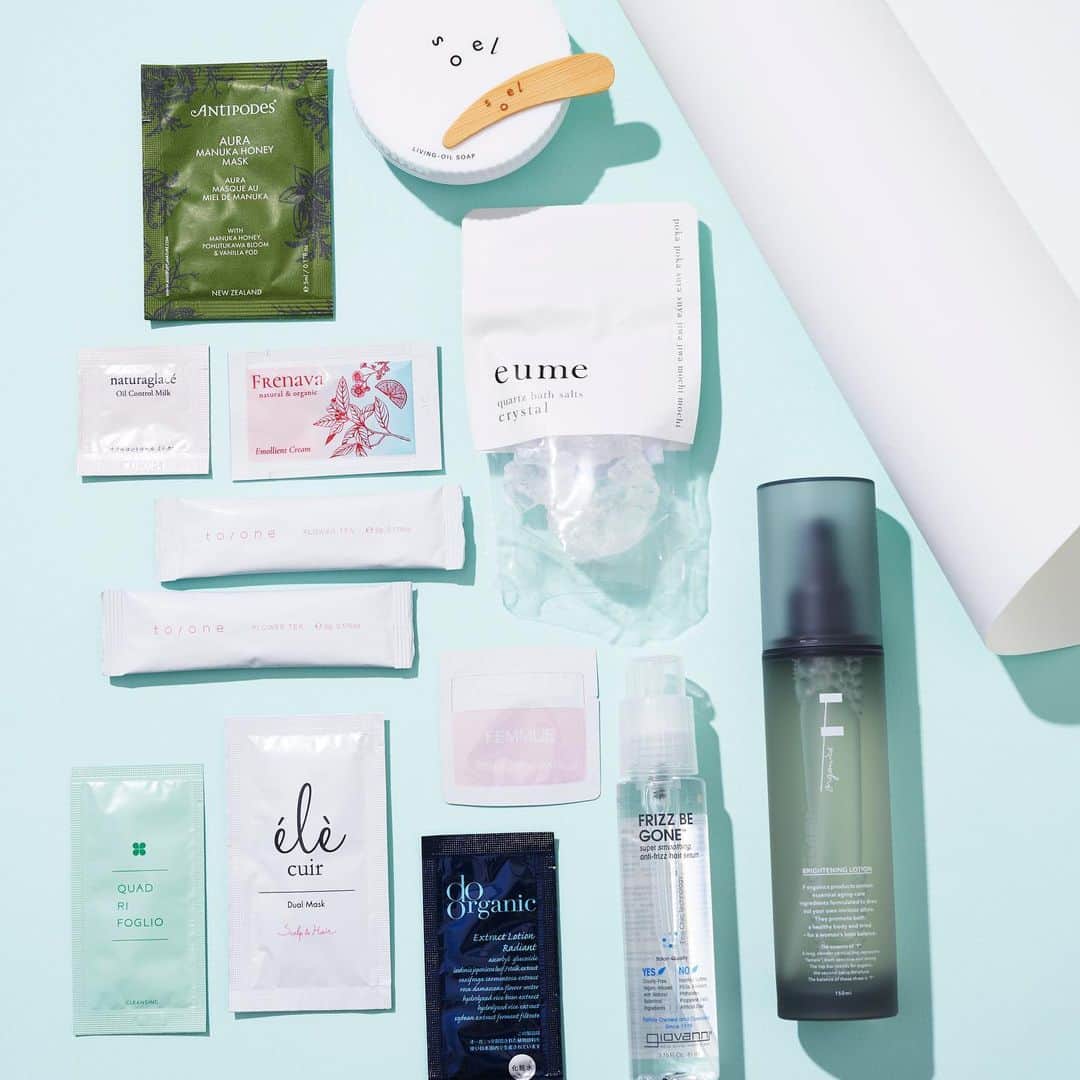 のインスタグラム：「【BEAUTY】  10周年を記念して、to/one、Celvoke、Cosme Kitchenより、特別キットが発売✨✨  ◆ Cosme Kitchenの人気アイテムを試せるスペシャルセットをご紹介！  【CosmeKitchen】USAGI ONLINE10周年限定スペシャルキット ¥7,100   ◆キット内容  ・【eume】クォーツバスソルト トライアル 60g（ルビー、コーラル、クリスタル）※いずれか1点 ・【soel】SOAP 生せっけん 100mL ・【F organics】ブライトニングローション 150mL ・【giovanni】フリッズビーゴーン スムージング ヘアセラム 81mL ・【to/one】フラワーティー フレッシュベリー 2包 ・【FEMMUE】ローズウォーター スリーピングマスク　サシェ ・【QUADRIFOGLIO】モイストクレンジングクリーム　サシェ ・【ele cuir】デュアル マスク (スカルプ＆ヘア)　サシェ ・【Antipodes】オーラ マヌカハニーマスク　サシェ ・【naturaglace】オイルコントロールミルクN　サシェ ・【FRENAVA natural & organic】エモリエントクリーム　サシェ ・【do organic】エクストラクト ローション ラディアント　サシェ ・【CosmeKitchen】エコバッグL　  #usagionline #cosmekitchen #beauty #cosme #ウサギオンライン #コスメキッチン #ビューティー #コスメ」