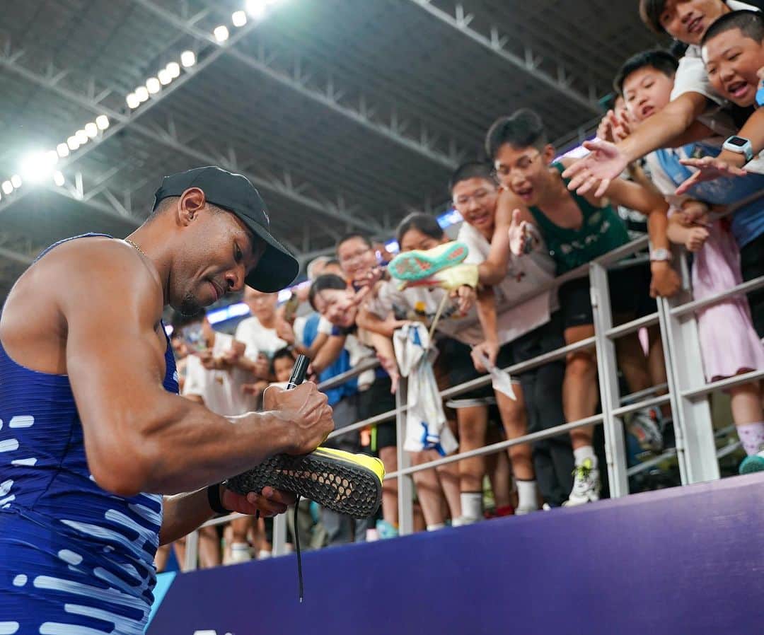 クリスチャン・テイラーのインスタグラム：「Who got lucky? ✍️👟🫳  The fans at #XiamenDL 🇨🇳 were treated well on the night 🤩  📸 @matthewquine   #DiamondLeague 💎」
