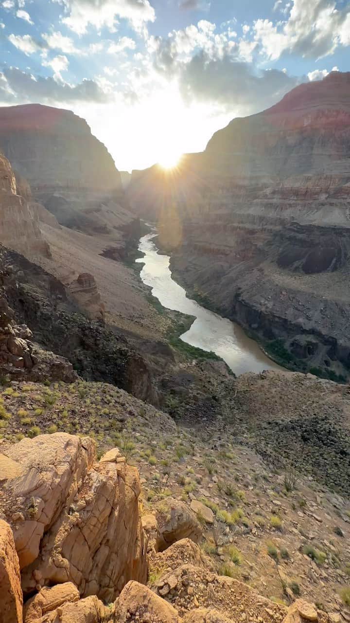 クリス・バーカードのインスタグラム：「Visions from the rim of the Grand. There is a fabled story where a Spanish explorer road his horse to the edge of the Grand Canyon and proclaimed, “this will never be crossed.”   It had been and continues to be crossed today. What a wild landscape we get to immerse ourselves in.」