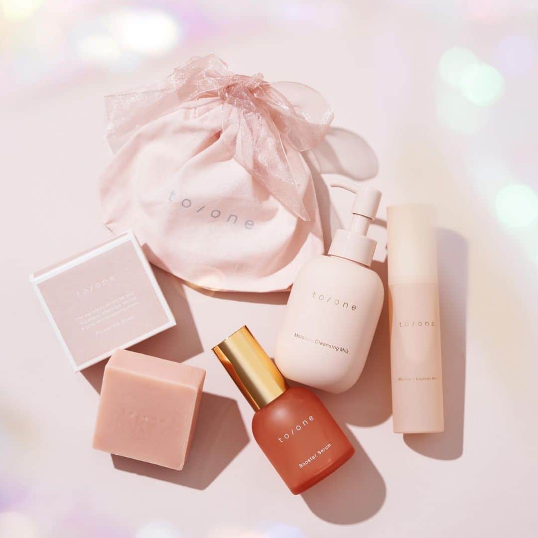 のインスタグラム：「【BEAUTY】  10周年を記念して、to/one、Celvoke、Cosme Kitchenより、特別キットが発売✨✨  ◆to/one の人気のスキンケア商品をキットにしたスペシャルアイテム！  【to/one】USAGI ONLINE10周年限定スキンケアスペシャルキット ¥8,514 ハンドソープ・ギフト巾着付き。  揺らぐ肌を解き放ち、美しさを開花させるみずみずしく澄んだ肌に導くスキンケア。  【セット内容】 ・モイスチャー クレンジングミルク (M)（クレンジング/現品/150mL） ・ブースター セラム (M)（美容液/現品/55mL） ・モイスチャー レイヤード ミスト (M)（化粧水/現品/60mL） ・フラワリング ハンドソープ（ハンドソープ/非売品） ・ギフト巾着S（W185×D70×H135）  #usagionline #toone #beauty #cosme  #ウサギオンライン #トーン #ビューティー #コスメ」