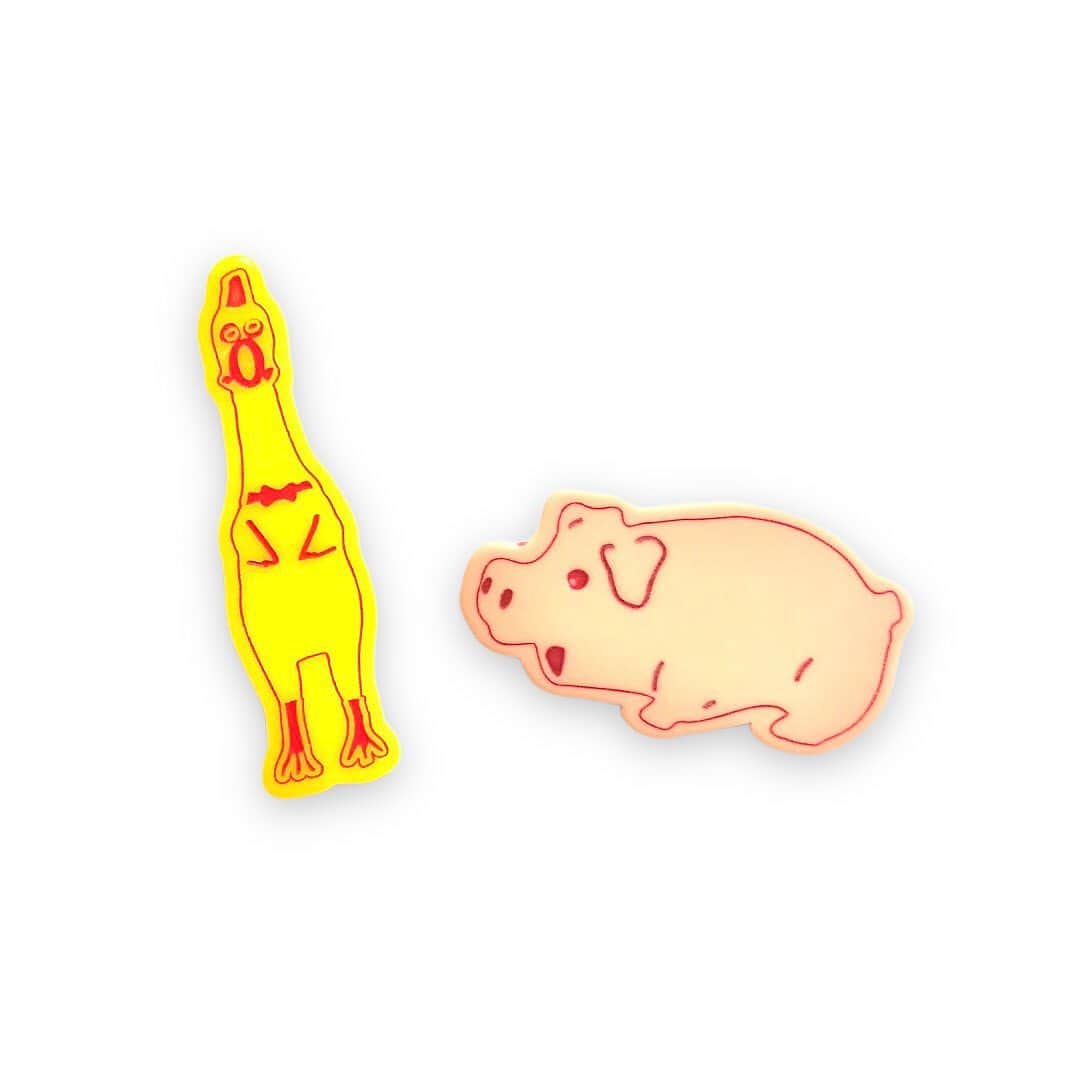 南川朱生さんのインスタグラム写真 - (南川朱生Instagram)「#ピアノニマルシェ に新製品をUPしました。  🐷🐤 🐷🐤 🐷🐤 🐷🐤  ・ボタン式鍵ハモ風ブローチ（赤×緑） ・生田豚真くんと山口竜也くんブローチ ・ラメラメ豚真くんとノーマル豚真くんブローチ  🐷🐤 🐷🐤 🐷🐤 🐷🐤  写真集と一緒にご購入いただければ、9末に同梱発送させていただきます。 http://pianonymous.official.ec」9月4日 17時47分 - pianonymous404