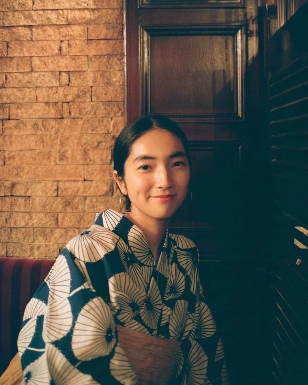 仁村紗和のインスタグラム：「9月になりましたね。 サマータイムシンデレラの始まりのギター部分だけ弾けるようになりたい仁村です。 残暑厳しいですが、お元気でしょうか？ 今年の秋は短いと聞きました、まだまだ暑い日が続きそうですね。 それでも2023年は久しぶりに夏らしい夏を過ごした気がします。でも今年は浴衣着れなかったな。まだ間に合うかしら。 落ち着いたら涼しい場所へ行って、焚き火を眺めたいところです。  帰らない夏の日々の思い出と少し焼けた肌と共に、新しい季節を迎える準備をしながら健康第一でお過ごし下さい💪🏽🙂  そして  #真夏のシンデレラ　 今夜9時、第9話です、 それぞれの恋の行方はいかに。」