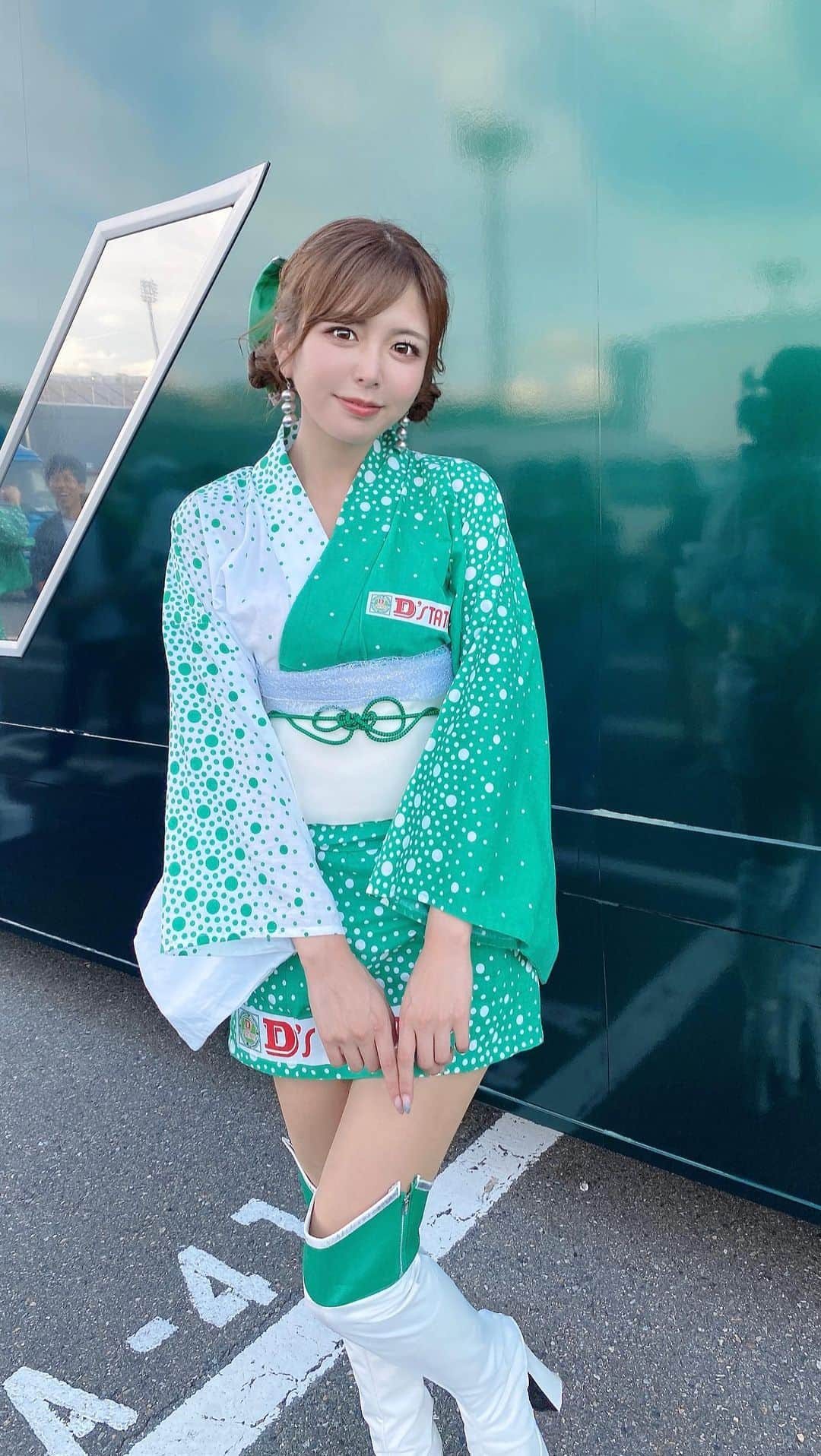 水瀬琴音のインスタグラム：「💚🤍💚 ・ 決勝日のサーキットでは 夏コスから浴衣に着替えたよ🥰  夏のサーキットの最後に 両方着られてよかった( *´꒳`* )💚  #racequeen #yukata」