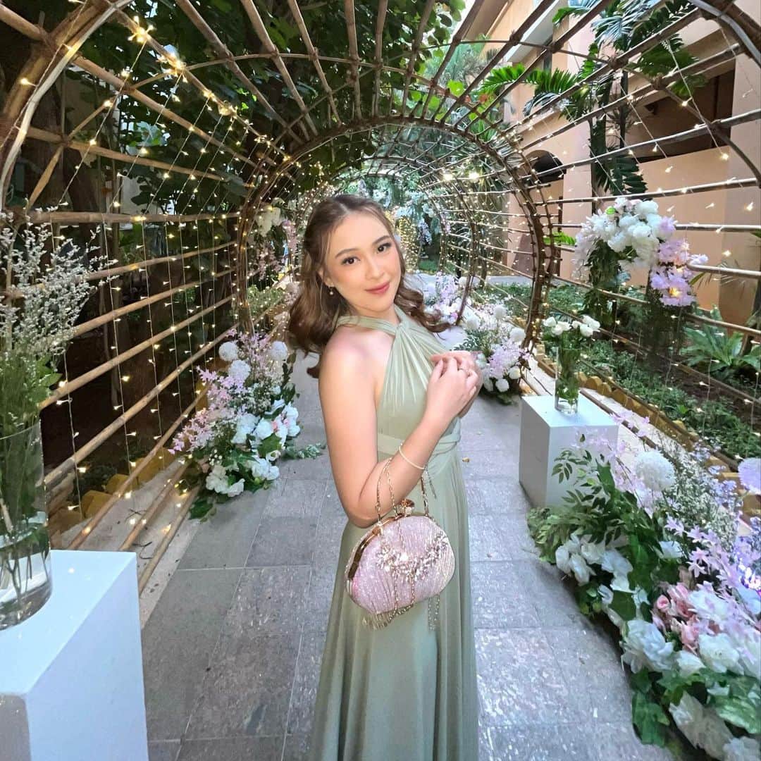 アニンディタ・ラーマ・チャヒャディのインスタグラム：「first time jadi bridesmaid 🕊️」