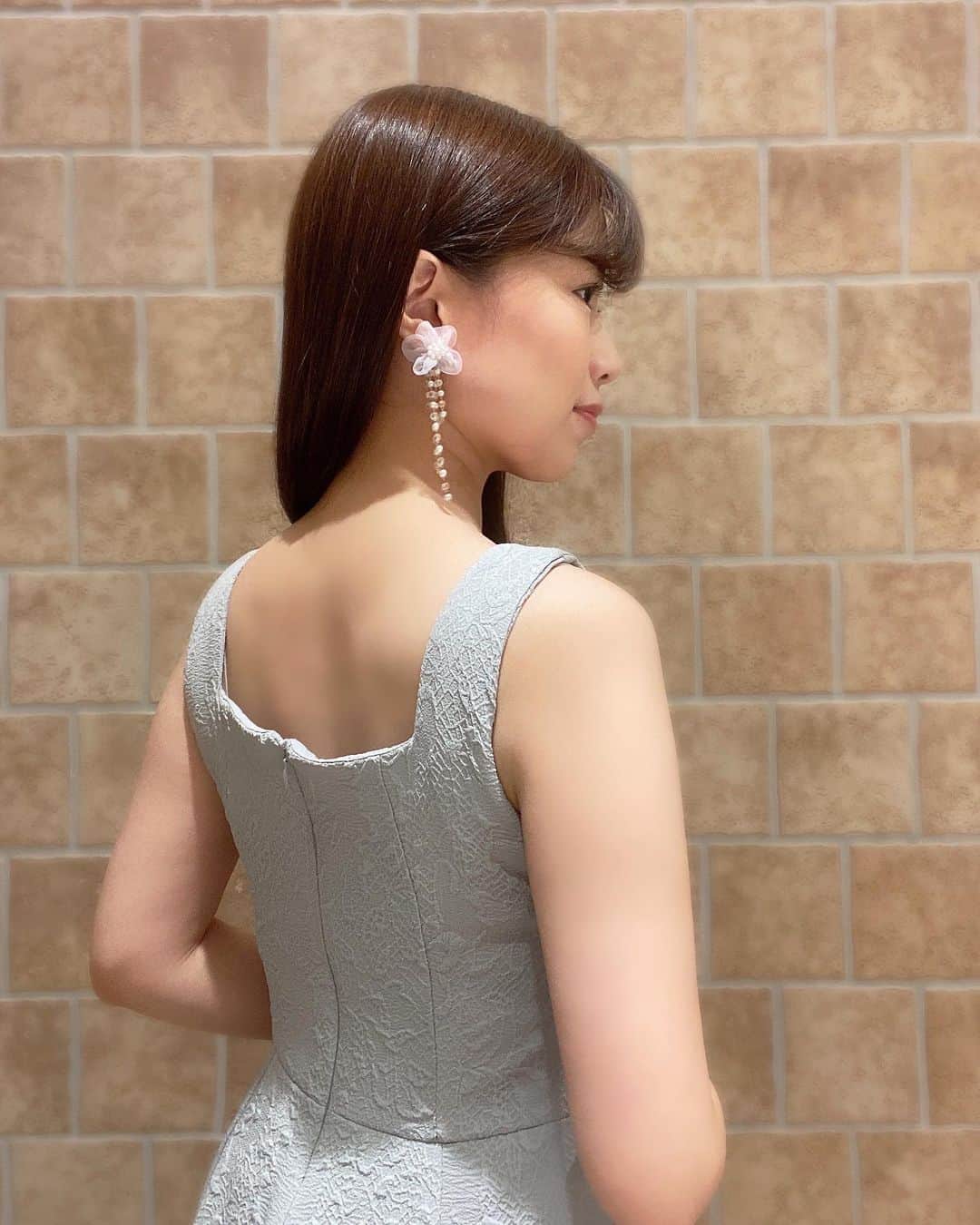道岡桃子のインスタグラム：「涼しいワンピース👗  今週から少しずつ気温が下がりそうですね。  涼しくなるのは嬉しいけど、 夏の終わりはちょっと悲しい🥹  季節の変わり目、体調崩されないようご自愛ください✨  このお気に入り衣裳はもも組プレゼント企画に出します😊  #アナウンサー  #アナウンサー衣装  #ノースリーブ  #ノースリーブワンピース #ファンクラブ  #背中  #二の腕 #二の腕痩せ #ootd  #ootdfashion」