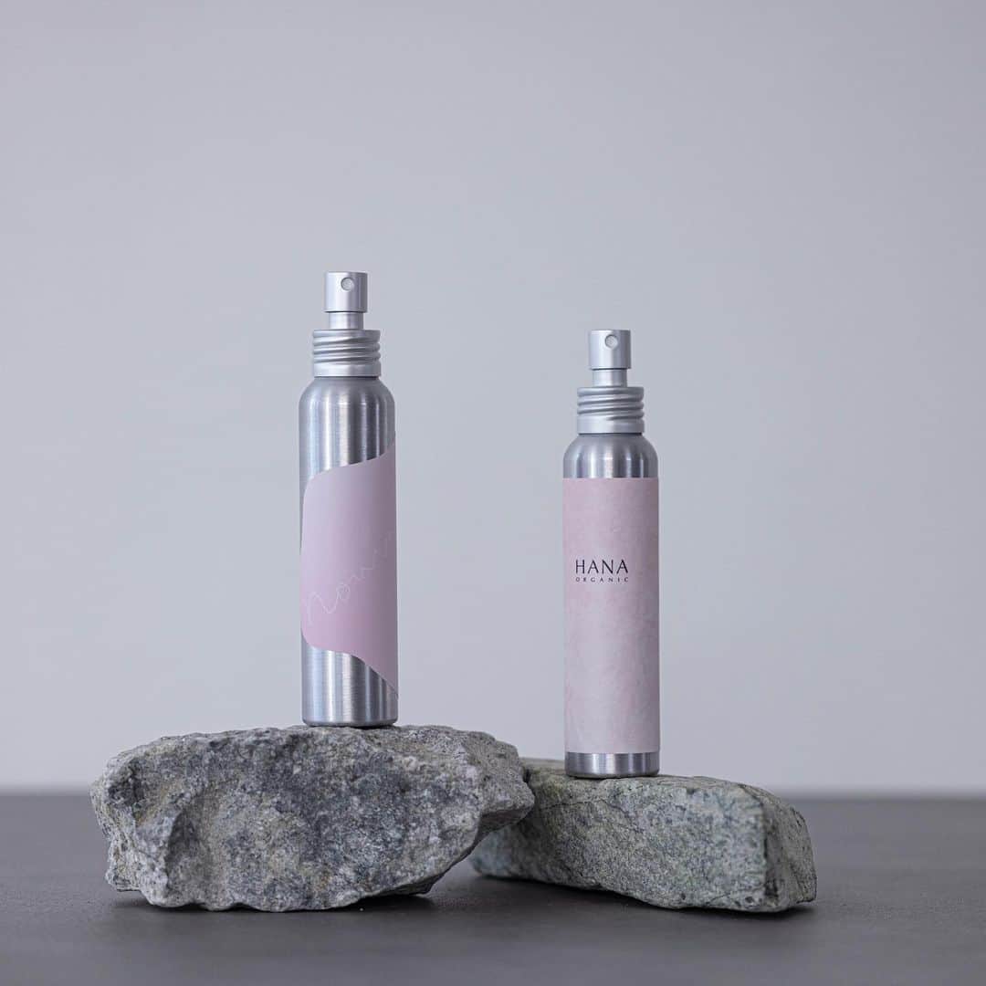 HANA ORGANICのインスタグラム：「ㅤㅤㅤㅤㅤㅤㅤㅤㅤㅤㅤㅤㅤ 左： ローズウォーターヌーボー2023 右：  HANA ORGANIC ウォーター  9月15日（金）に発売するローズウォーターヌーボー2023。これは、今年採れたダマスクばら水をボトリングしたものです。  それとは別に、 HANA ORGANIC ウォーターというものがあります。（現在販売中）この製品は過去の年に採れたダマスクばら水を使っており、成分としては全く同じ。  一緒にお試しいただくと、同じ成分でも採れた年で香りが全く違うことを感じていただけます🌹  #ローズウォーターヌーボー2023 #hanaorganicウォーター」