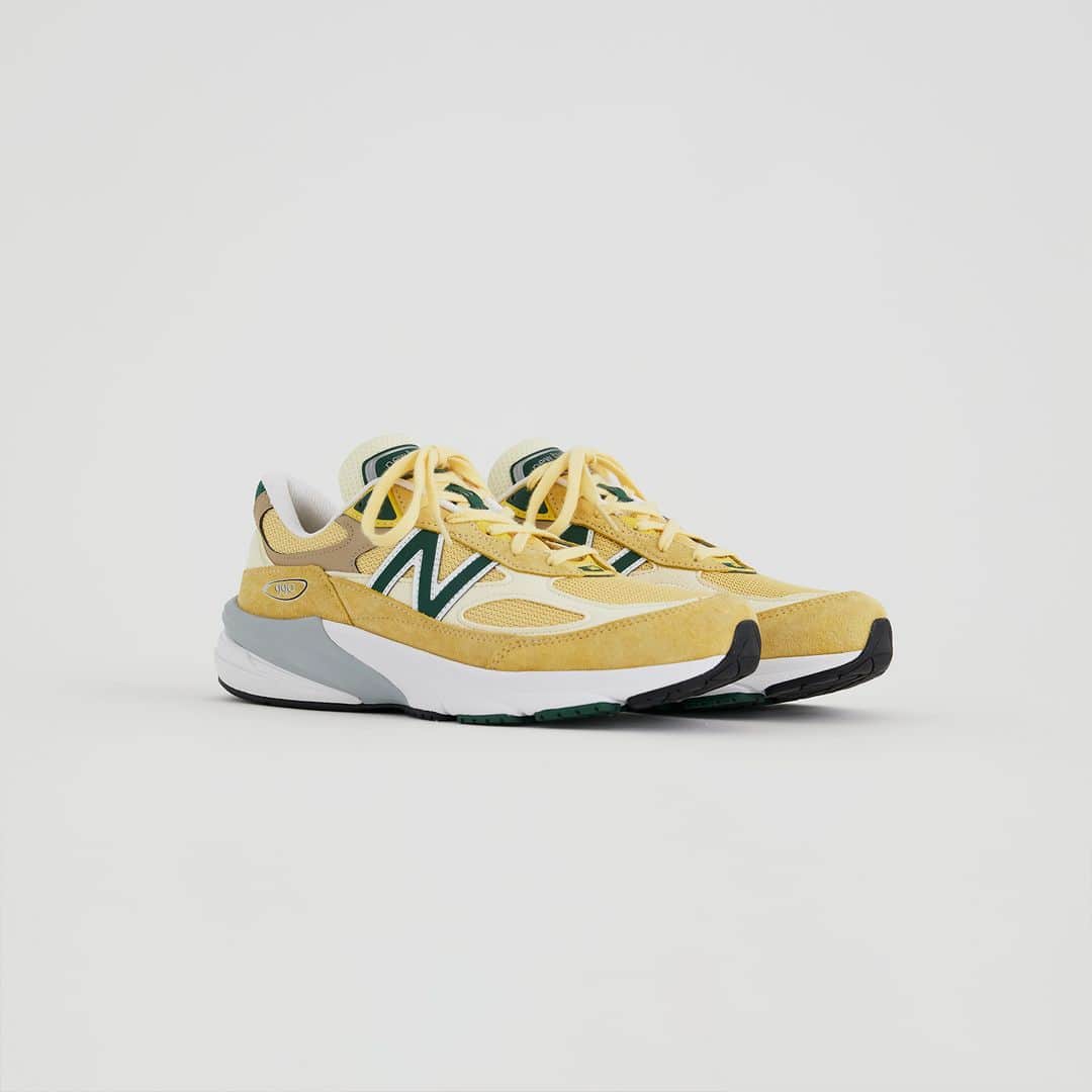 のインスタグラム：「・ ＜9/7　Release＞   NEW BALANCE U990TE6 OFF WHITE(TE6) ￥36,300  「990」の誕生40周年の2022年、990の第6弾となる「990 V6」が、流線型を活かしたスピード感あふれる流麗なデザインに卓越した反発性とクッション性をもたらす先進のFuelCellミッドソールを採用し登場。優美なフォルムを上質なピッグスキンスエード/メッシュで包み込み、ヘリテージカラーを中心に風格のある佇まいに仕上げました。  *店舗によって取り扱いサイズが異なる場合が御座います。  【販売店舗】  ABC-MART GRAND STAGE ONLINE  ABC-MART GRAND STAGE 仙台店 ABC-MART GRAND STAGE GINZA ABC-MART GRAND STAGE 渋谷店 ABC-MART GRAND STAGE HARAJUKU ABC-MART GRAND STAGE 大阪店 ABC-MART GRAND STAGE 福岡西通り店   #abcmart #abcマート #abcgs #nb #newbalance #ニューバランス #990V6 #U990TE6 #newbalance_lifestyle」