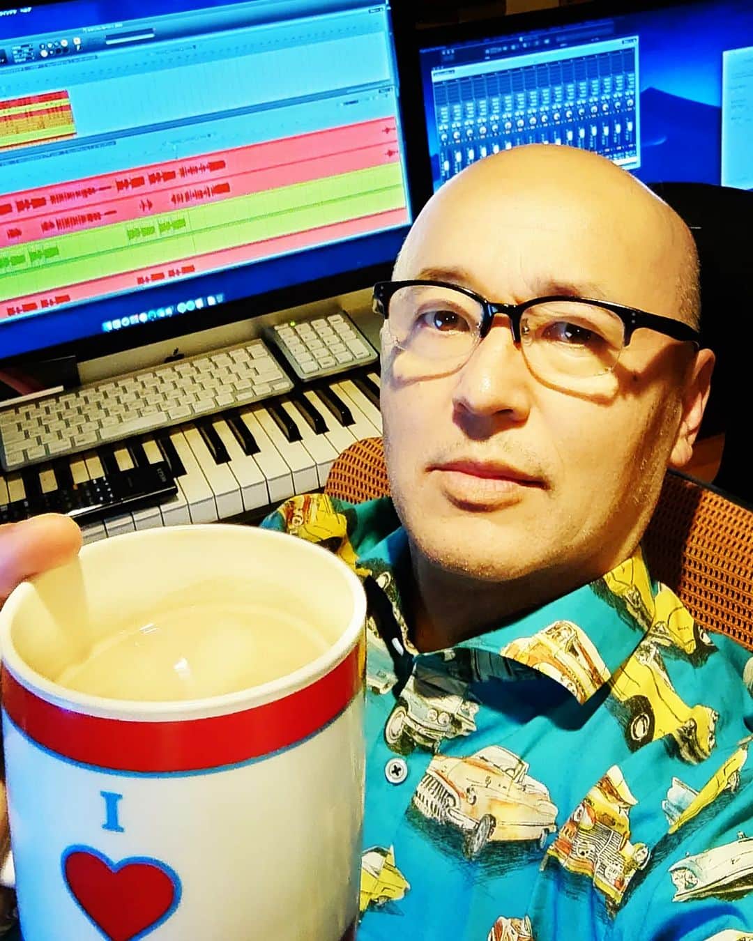 パッパラー河合のインスタグラム：「本日は一日ノンビリ作業中。ついつい「ちょっと休憩」とアマプラの映画を見てしまう。」