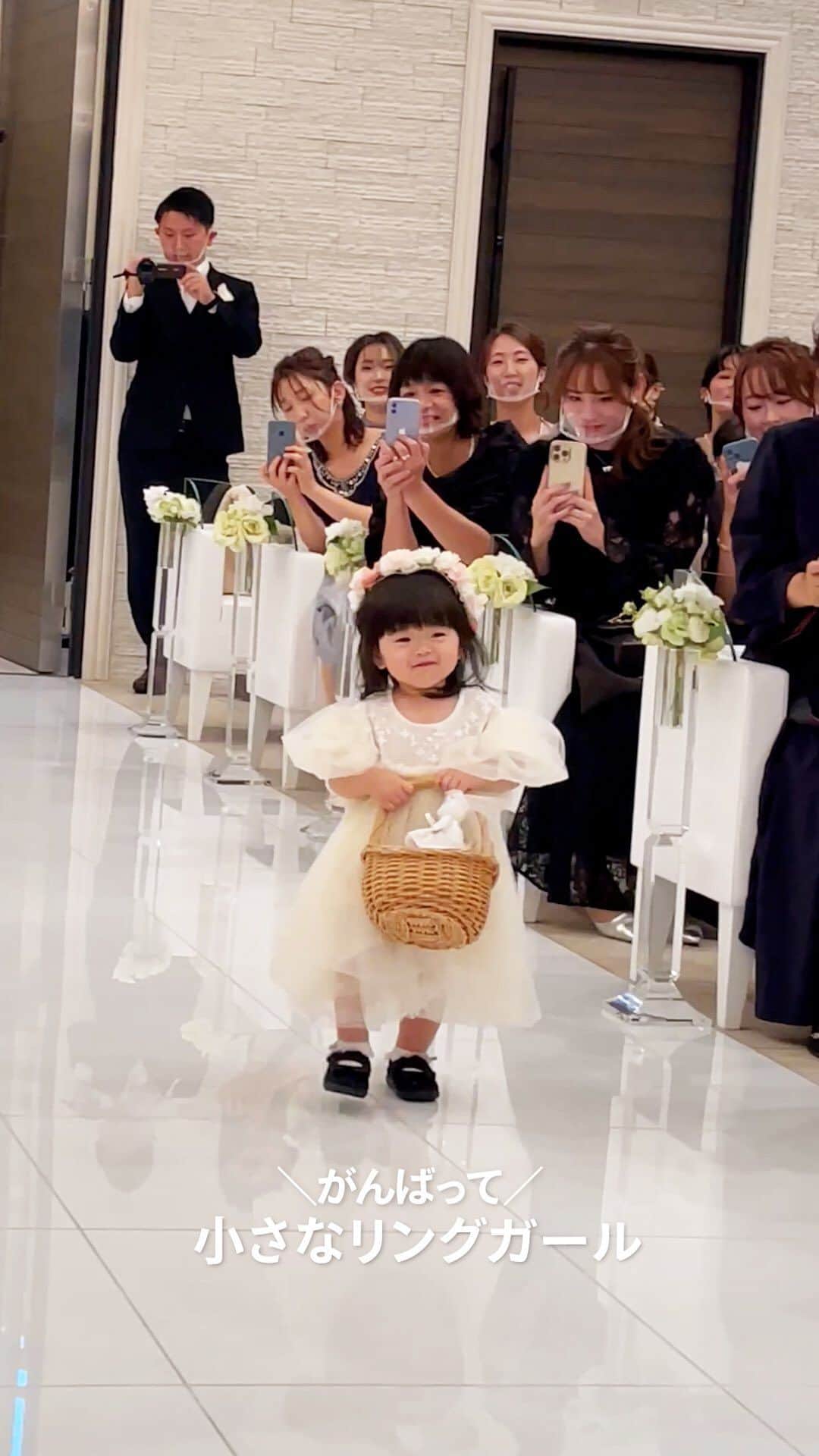 のインスタグラム：「【とことこ歩く姿にズキュン！小さなリングガール】 リングを入れたカゴが とっても大きく見えるほど  小さな手で抱えながら歩く かわいいリングガール！  よいしょ  よいしょ  思わず応援したくなりますね！😳  @isa_dailyphoto_kuma さん . +♥+:;;;:+♥+:;;;:+♥+:;;;:+♥+:;;;:+♥+:;;;:+♥ . プロポーズから結婚式まで素敵なお写真募集中！ . ゼクシィ公式アカウントでお写真を紹介してみませんか？ 【#ゼクシィ2023】 を付けて投稿してください♡ . +♥+:;;;:+♥+:;;;:+♥+:;;;:+♥+:;;;:+♥+:;;;:+♥ . ▼公式アプリもCHECKしてね ゼクシィアプリはURLから @zexyrecruit  ▼理想の会場探しをプロがサポート！ ゼクシィ相談カウンターもCHECK @zexy_counter のURLから  #リングガール#結婚式演出#挙式演出#挙式 _ #プレ花嫁#結婚式準備#花嫁準備中#結婚式レポ#2024春婚#2023秋婚#2023冬婚#2023秋婚プレ花嫁#2023冬婚プレ花嫁 _ #ゼクシィアプリ#ゼクシィ」