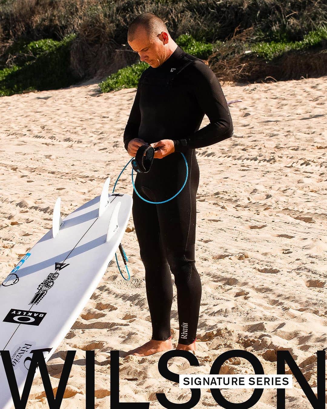 ジュリアン・ウィルソンさんのインスタグラム写真 - (ジュリアン・ウィルソンInstagram)「Julian Wilson has dropped some fresh new coloured fins and traction in Australia, just in time for spring.  To celebrate, we'll be giving away a custom Monsta 10 surfboard from @jsindustries1 and an FCS pack to one lucky Australian (northern hemisphere will get their giveaway soon).   Simply hit the link in our bio to enter.   #FCSII #FindYourFin  📸 @boskophoto_」9月4日 17時55分 - julian_wilson