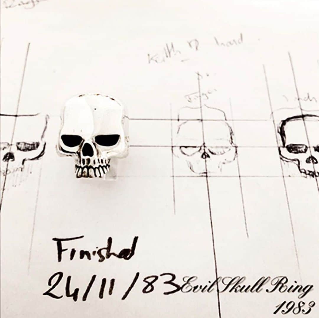 クレイジーピッグさんのインスタグラム写真 - (クレイジーピッグInstagram)「Evil Skull Rings come in a size for everyone 💀 gets yours in store in Covent Garden within 1 hour! Made to your ring size as standard by our team of on-site jewellers 🤌 . . . . #skull #ring #classic #sterling #silver #rocknroll #metal #heavy #handmade #original」9月4日 17時56分 - crazypigdesignslondon