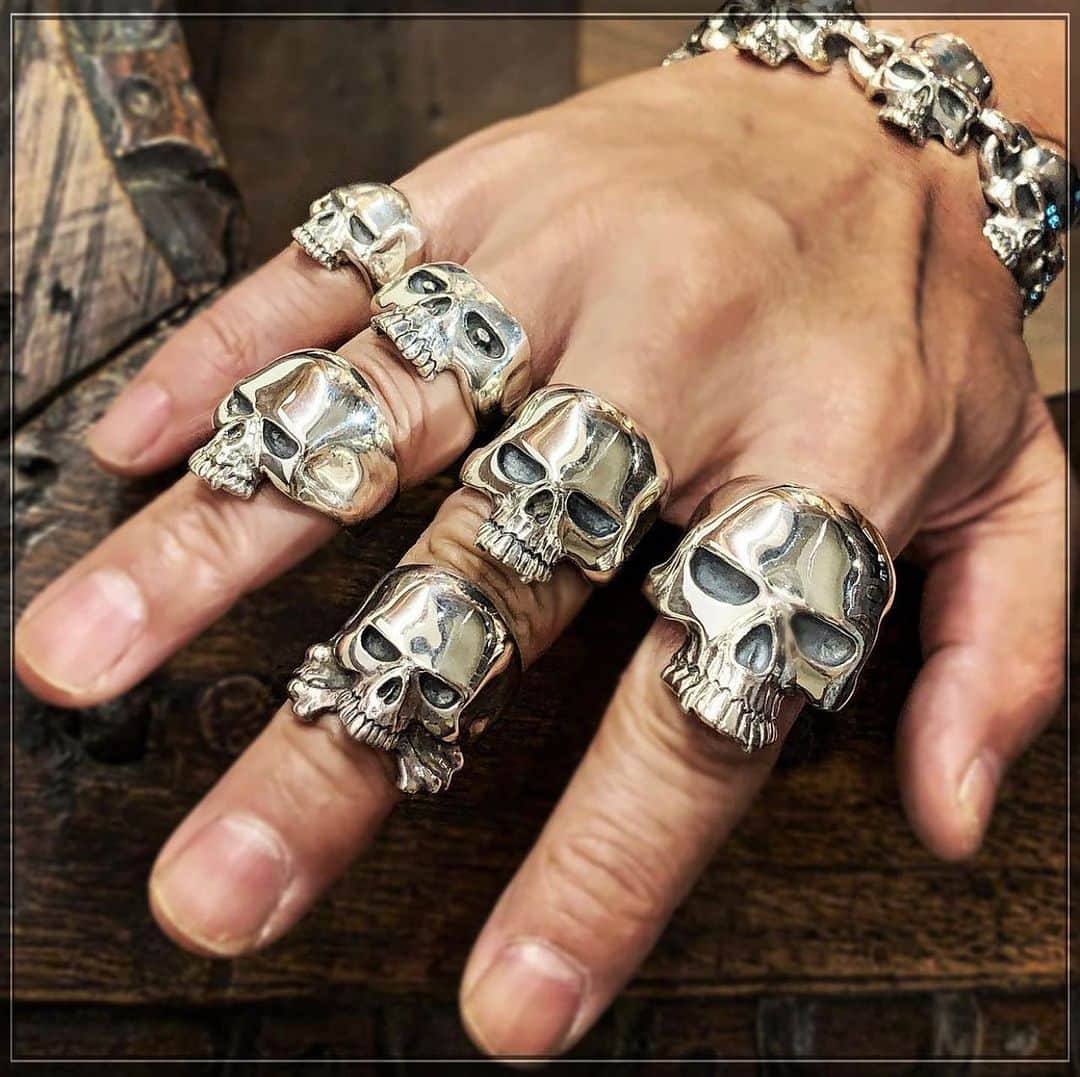 クレイジーピッグのインスタグラム：「Evil Skull Rings come in a size for everyone 💀 gets yours in store in Covent Garden within 1 hour! Made to your ring size as standard by our team of on-site jewellers 🤌 . . . . #skull #ring #classic #sterling #silver #rocknroll #metal #heavy #handmade #original」