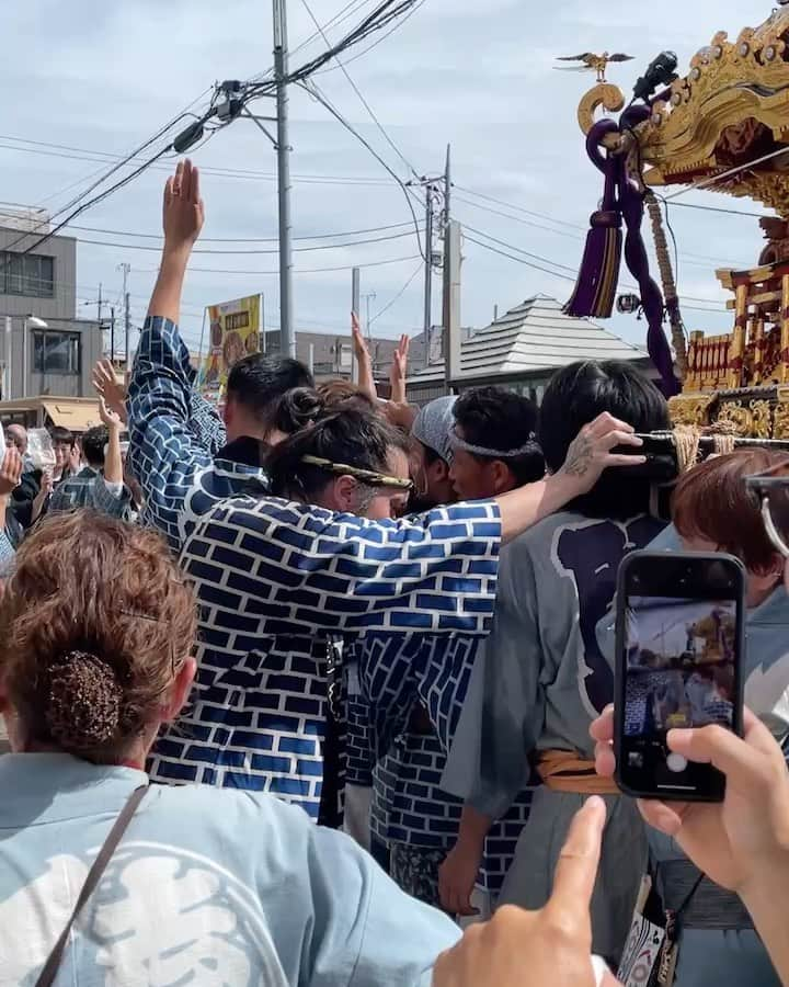 KenKenのインスタグラム：「昨日は四年ぶりの、地元下北沢のお祭りでした！  うちの、南部睦も、一時期は担ぐ人少なくて困ってたんだけど、沢山の担ぎ手さんが来てくれて、めっちゃ綺麗な神輿でした！  昨日はノブアキも来て、久しぶりに2人で朝まで地元で飲んだ！ 姪っ子にもU-ZOにも会えたのも良かった。  世話になったおっちゃん達がどんどん亡くなっていって、本当に世話になったおっちゃんの達の遺影の前で、神輿担ぎながら流す涙は、この街に生まれたからこそだった。  俺に担ぎ方教えてくれたファミリーの息子が大きくなって、神輿担ぎに来てた。 真後ろで担ぐ彼の声は、お父さんにそっくりで、、これまた涙が出ちゃったよ。  下北沢はねぇ、ほんとは人情に溢れた、良い街なんだよ。  もっと地元で色々とやらねばな。」