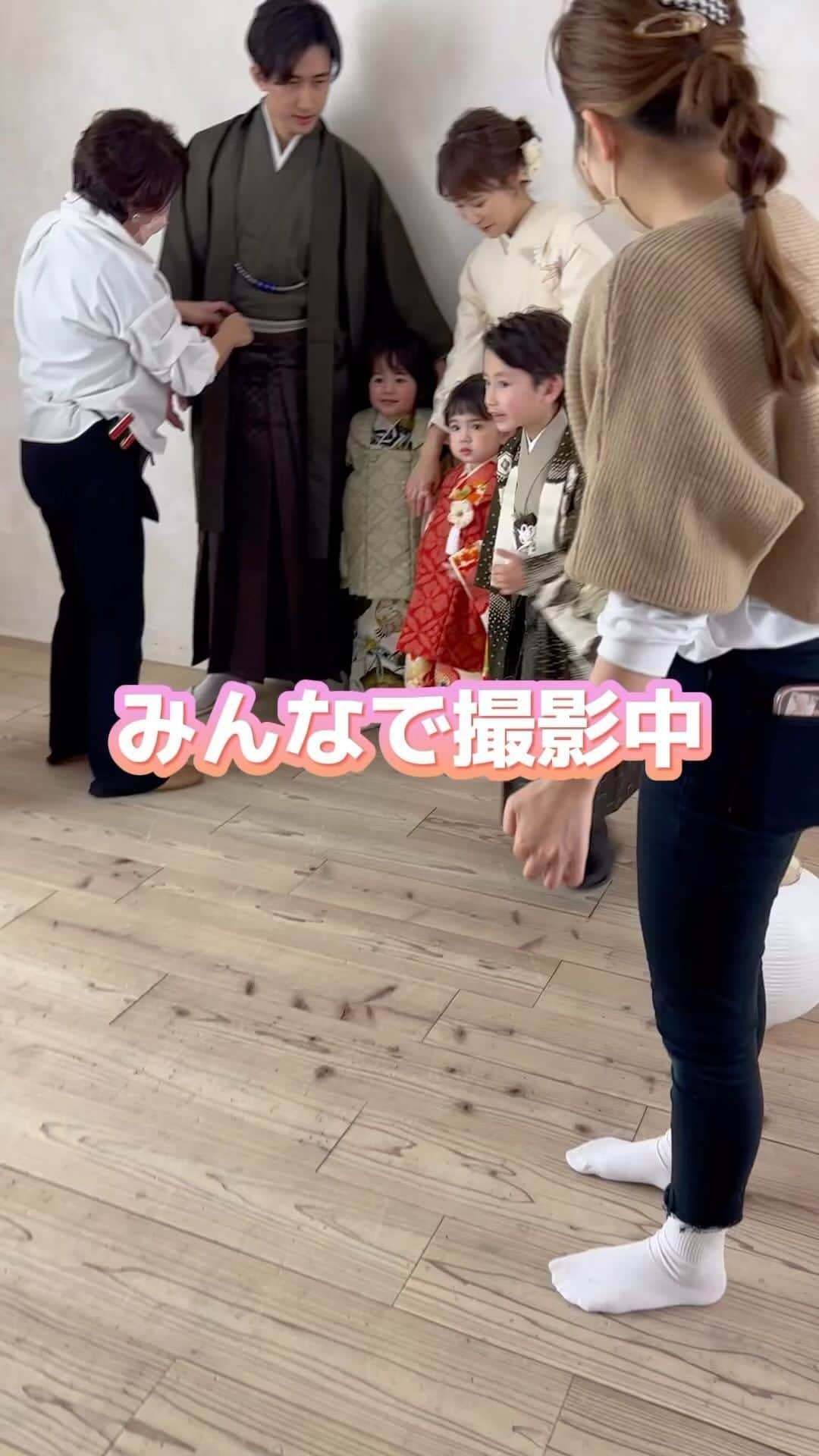 スタジオキャラット 松阪店のインスタグラム：「DMから簡単予約の方法📸 ①お名前 ②予約希望日時 をつぶやいてくださいね☺️  忙しいママも簡単予約はInstagramがぴったり✨  〈他の予約方法↓〉 🟡Web予約は、プロフィール欄からリンクをクリックして予約をしてくださいね。  🟢公式ライン【STDIOCARATT】で検索して予約もできます。  店舗住所：〒515-0063 三重県松阪市大黒田町493-1 電話番号：050-1864-0635  #キャラット　#スタジオキャラット　#カメラスタジオキャラット　#studiocaratt #caratt #七五三　#七五三撮影　#七五三ママ　#七五三へア　#七五三写真　#七五三家族写真　#松阪フォトスタジオ　#松阪写真館　#松阪写真スタジオ　#松阪ママ #三重フォトスタジオ」