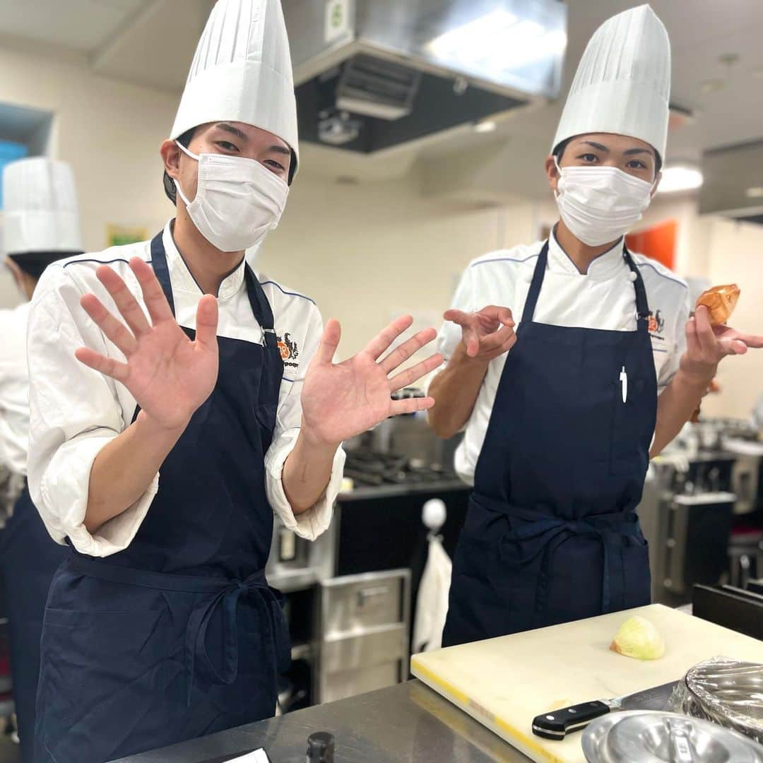 東京ベルエポック製菓調理専門学校さんのインスタグラム写真 - (東京ベルエポック製菓調理専門学校Instagram)「🐮調理師科🐮  今日の調理師科はビーフストロガノフを作りました✨  ビーフストロガノフはロシアで生まれた煮込み料理です🇷🇺 ロシアの貴族ストロガノフ伯爵邸に伝わる料理であった説や伯爵に仕えていた料理長が考案したなど様々な諸説があります💭⸒⸒︎ ちなみに「ビーフ」という言葉は「牛肉」を表していると思われがちですが、○○風という意味のロシア語「ベフ」から来ているとされているそうですよ✨  皆さんもぜひ今晩の夕食にいかがでしょうか🍷  #東京ベルエポック製菓調理専門学校 #専門学校 #専門学生 #調理師 #パティシエ #カフェ #開業 #ホテル #ウエディング #サービス #製菓 #製菓調理 #青春フォトグラフ #fyp #ビーフ #ビーフストロガノフ #煮込み #料理 #料理好きな人と繋がりたい #お菓子 #お菓子作り好きな人と繋がりたい #西洋 #🇷🇺 #ロシア」9月4日 17時58分 - belleseika