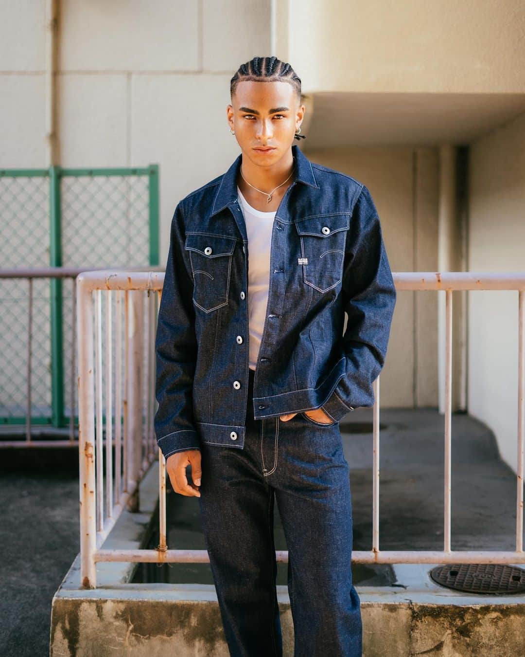のインスタグラム：「超サステナブルなデニムコレクション「FORM DYED DENIM」のアイテムで作る、ベーシックで上質なデニムコーデ。  #GStarRAW #GStarRAWjapan #サステナブル #sustainable #denim #デニム #デニムオンデニム」