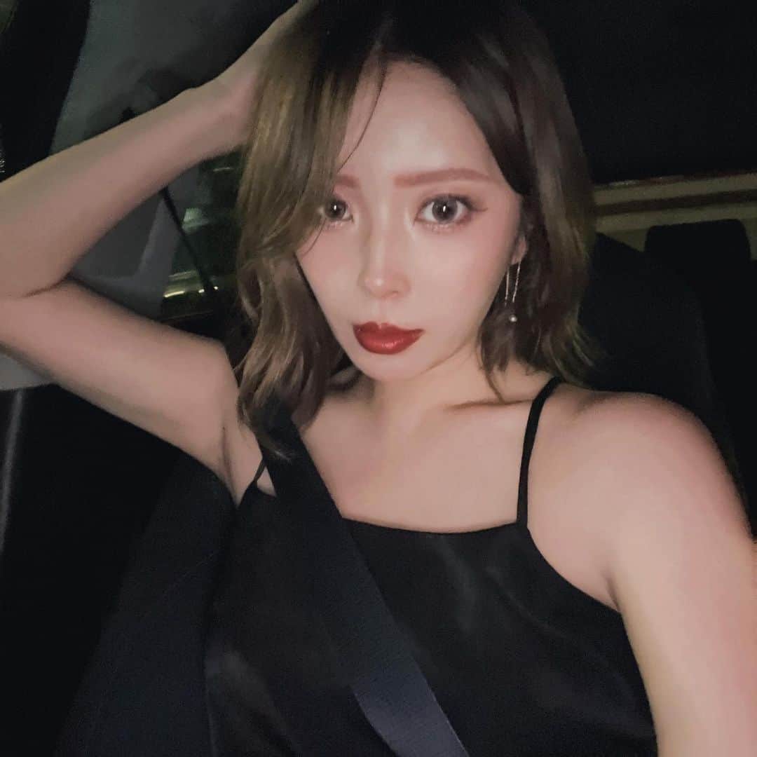 のインスタグラム：「夏終わるのいやいやー☹️   秋になると毎年お腹壊す なんでやねん」
