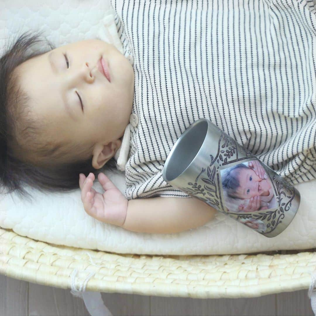 Babyful Storeさんのインスタグラム写真 - (Babyful StoreInstagram)「大人気テンプレートデザイン紹介  こんにちは、べビフルです👶本日は人気のテンプレートを紹介。 ぜひ参考にしてくださいね - - - - - - - - - - - - - - - - - 『classical leaf [brown]』 クラシカルな雰囲気が素敵なこちらのテンプレートデザイン。 商品では「サーモタンブラー」や「グラス」などで選択ができます。  シンプルだけど、存在感のあるデザインで、お子さんの写真がひと際目立ちます👀✨ 少しかっこいいデザインが好きな方にもおすすめです。  .- - - - - - - - - - - - - - - - - べビフルの商品は、お子さんの写真だけでなく、お好きなテンプレートもカスタマイズできます✨ 商品ごとにデザインも違うので、デザインを選ぶことも楽しんでみてくださいね♪ ▶︎ プロフィールのリンクから、商品をチェックしてみてくださいね！→ @babyful_official   #ベビフル #写真入りグッズ #名入れギフト #敬老の日ギフト #敬老の日 #プレゼント #ギフト #オリジナルグッズ #おしゃれ雑貨 #シンプルインテリア #デザイン #clasiccal #ボタニカルデザイン #ｍｙベビフル」9月4日 18時00分 - babyful_official