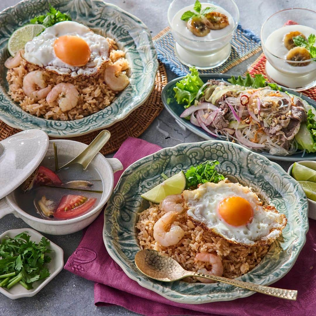 ABC Cooking Studioのインスタグラム：「\海外旅行気分♪/ トムヤムクン炒飯＆牛しゃぶヤムウンセン ～9月バリエーションクラスAメニュー～ 市販のペーストを使わない自宅調味料で作るトムヤムクン炒飯は必見！ タイ風春雨サラダ「ヤムウンセン」には牛肉も加えてボリュームアップ。 レモングラス香るあさりのスープ、焼きバナナをのせたヨーグルトをデザートにしたエスニックメニューです。  ABC Cooking Studioでは「⾷」でおうち時間を応援するコンテンツをたくさんご紹介しています！  詳細はプロフィールから↓ @abccookingofficial　　　　　　　　　　　　  #abcクッキング #abcクッキングスタジオ #料理教室 #体験レッスン #料理好きな人と繋がりたい #料理上手になりたい #料理教室 #トムヤムクン #エスニック」