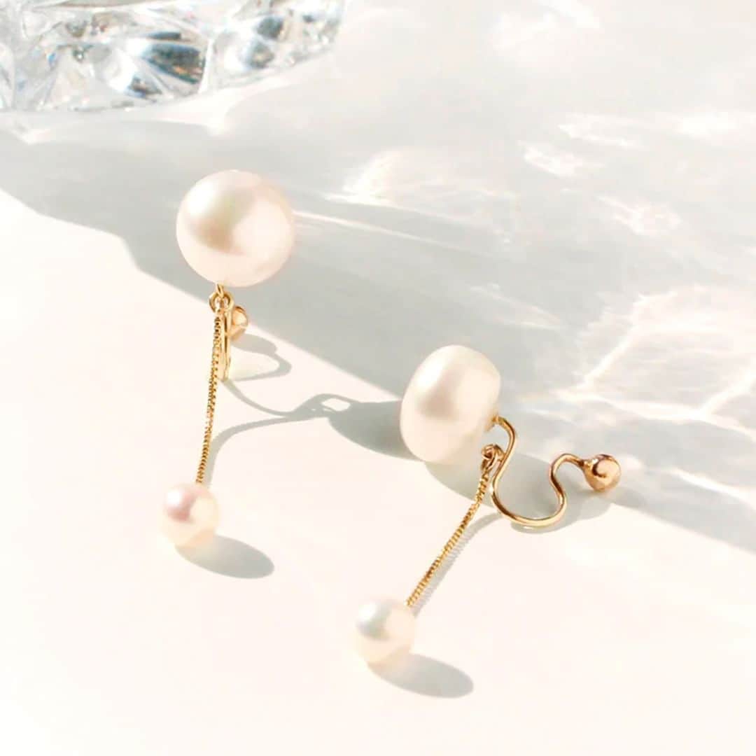JUPITERのインスタグラム：「「duo pearlイヤリング」 ¥17,050  大小の淡水パールが揺れるクリップイヤリング。 ベネチアンチェーンにパールが揺らめき、甘過ぎず上品な印象に。  痛みが少ない人気のクリップデザインは、金具を目立たせずにイヤリングをご着用頂けます。  #jupiter #jewelry #fashion #instajewelry #fashionjewelry #instafashion #gift #earrings #ジュピター #ジュエリー #ファッション #ギフト #イヤリング #ゴールド」
