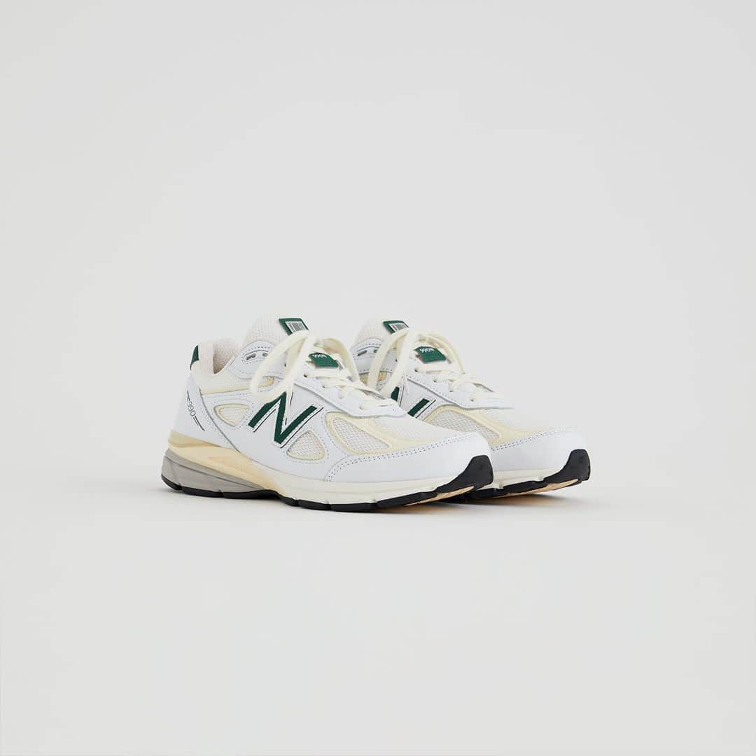 のインスタグラム：「・ ＜9/7　Release＞   NEW BALANCE U990TC4 WHITE/GRN(TC4) ￥37,400  2016年に発売された「990 v4」のニューカラーが登場。クッション性と耐久性に優れたミッドソール「ACTIVA LITE」をポリウレタンで包み込んだENCAP構造と耐摩耗性に優れた「Ndurance」が卓越したサポート性と安定性を約束します。1982年に誕生したフラッグシップモデル「990」のDNAを受け継いだブランドのレジェンドモデルが足元を包み込みます。  *店舗によって取り扱いサイズが異なる場合が御座います。  販売店舗 ABC-MART GRAND STAGE ONLINE  ABC-MART GRAND STAGE 仙台店 ABC-MART GRAND STAGE GINZA ABC-MART GRAND STAGE 渋谷店 ABC-MART GRAND STAGE HARAJUKU ABC-MART GRAND STAGE 大阪店 ABC-MART GRAND STAGE 福岡西通り店   #abcmart #abcマート #abcgs #nb #newbalance #ニューバランス #990V4 #U990TC4 #newbalance_lifestyle」