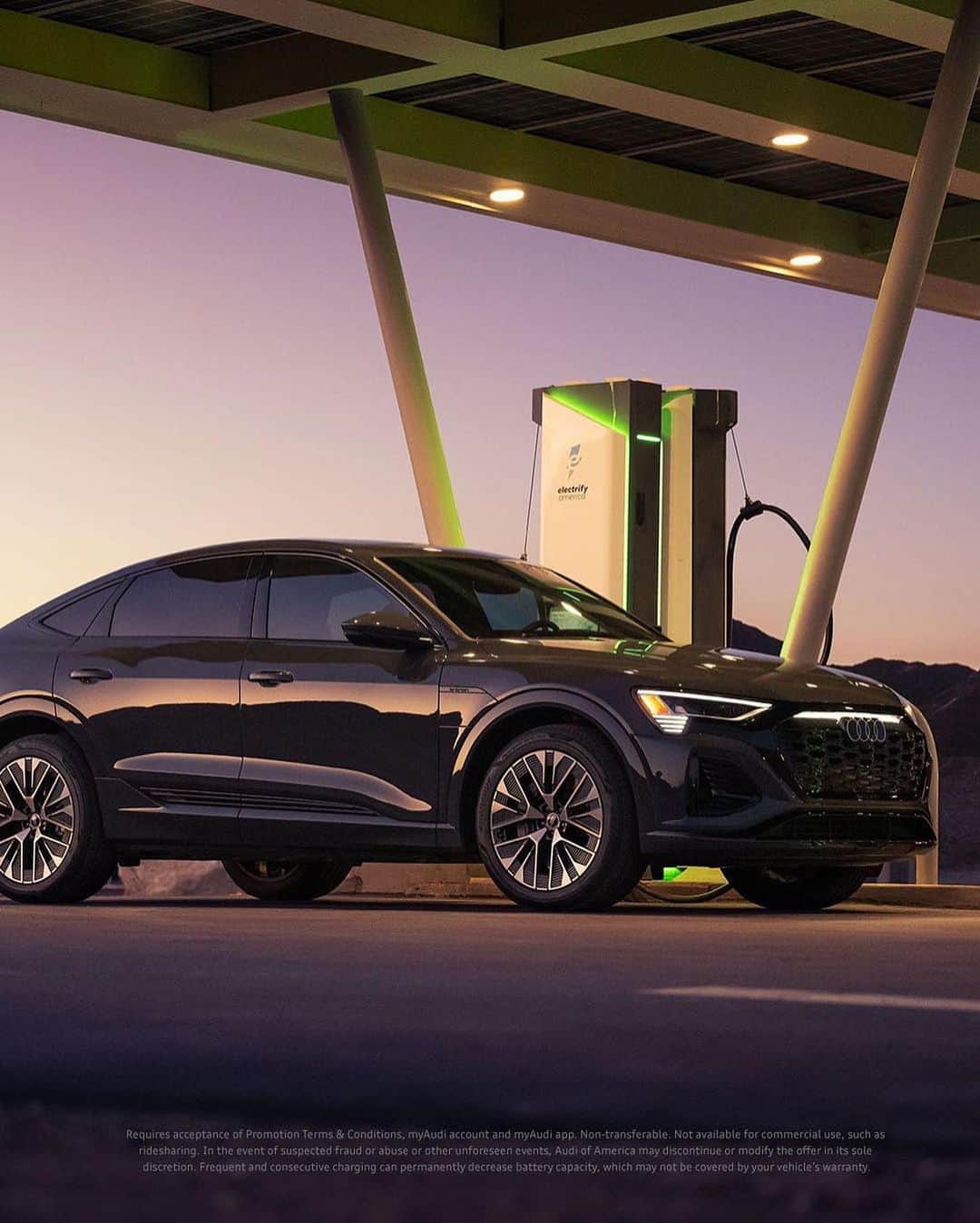 のインスタグラム：「残照を背に浮かび上がるAudi Q8 Sportback e-tron。  そのフォルムから見て取れる磨き上げられたエアロダイナミクスと、向上した充電性能が、心ゆくまで愉しめるクリーンなロングドライブを叶える。  *写真は米国仕様車です。日本仕様とは異なります。  #AudiQ8Sportbacketron  #Audi #AudiJapan #アウディ #アウディジャパン #FutureIsAnAttitude #その進化が未来を創る #AudiQ8etron #アウディQ8Sportbacketron #アウディQ8etron #電気自動車 #EV #emobility #サステイナブル #AudiLife #Audigram #CarLife #CarLifeStyle #GermanCars #アウディのある生活 #アウディのある風景」