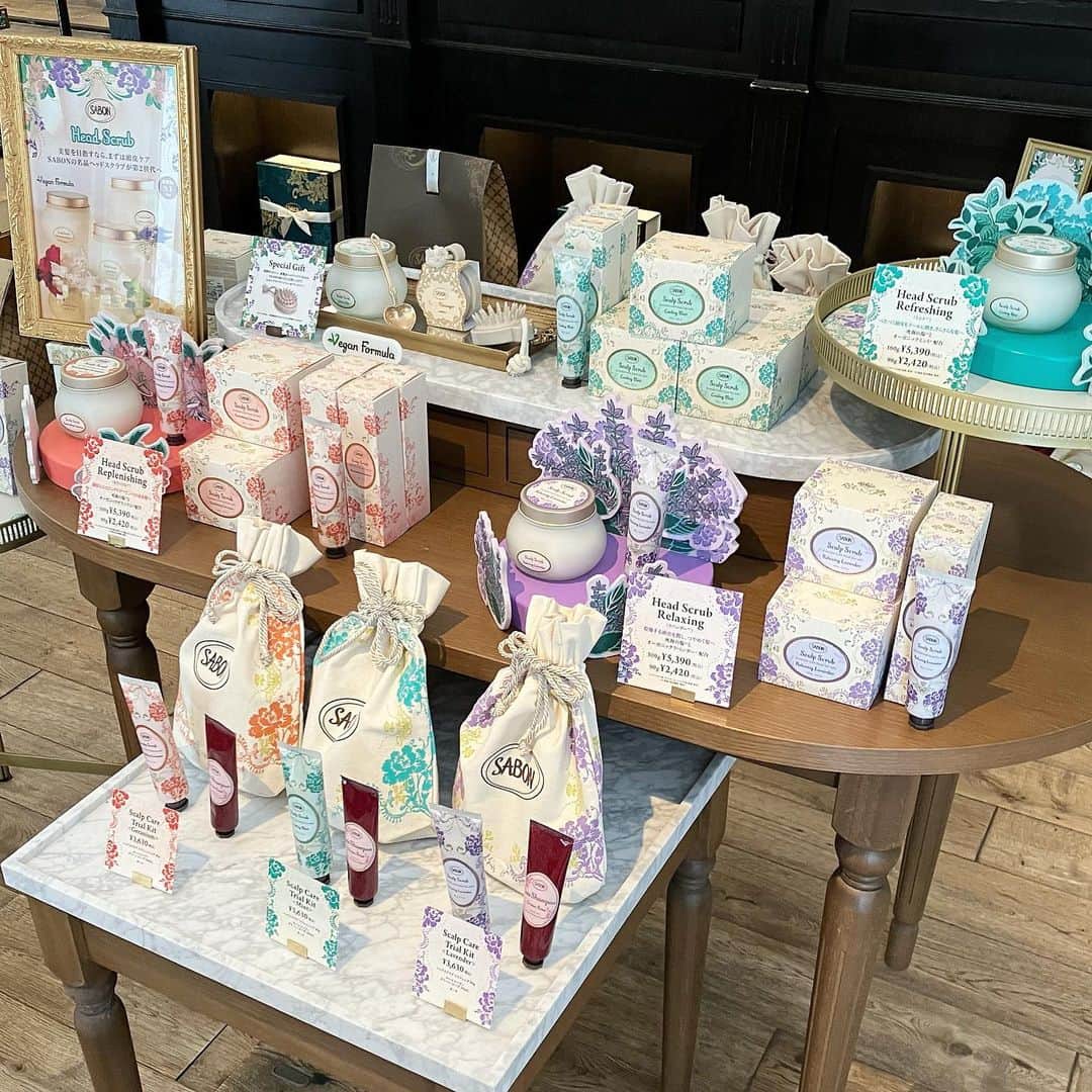大丸神戸店のモノとコトのインスタグラム：「. 〈SABON〉人気の「ヘッドスクラブ」がリニューアルして新登場✨ 📅9月1日(金)より販売！ 📍旧居留地ブティック 本館外廊〈SABON〉  イスラエル発のナチュラルコスメブランド〈SABON(サボン)〉🧼  ミネラル豊富な死海の塩(※1)や植物オイルを贅沢に使用した「ボディスクラブ」をはじめ、 ボディケア、フェイスケア、ヘアケア製品やホームアイテムなど、 心地よい香りとテクスチャーで肌と心を慈しむ製品を作り続けています🌟  美髪を目指すなら、まずは頭皮ケア🌞  人気の「ヘッドスクラブ」が、頭皮悩みに優れた効果をもたらすオーガニックエッセンシャルオイルを新たに配合した3種のラインアップへリニューアル💛  健やかな頭皮へとケアし、いきいきとした印象の髪へ導きます！  ぜひ、この機会に手に取られてみてください💙  #大丸神戸店#大丸神戸#元町#神戸#神戸大丸#daimarukobe#kobe#旧居留地#SABON#サボン#ヘッドスクラブ」