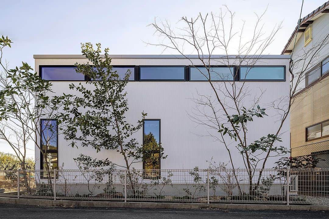 福井 注文住宅 新築 スーパーウォール みつぐはうす工房のインスタグラム：「【施工事例】 リズム良く配置された窓が印象的な外観。高窓から心地よい光が降り注ぐ平屋のお住いです。  @mitsuguhouse ←その他の施工事例はここからチェック！  プロフィール欄のURLからは、 ◇公式ウェブサイト ◇施工事例 ◇イベント情報 ◇問い合わせフォームからお問い合わせ ◇公式LINEアカウントからお問い合わせ が可能です。  --------------------  〜性能をデザインする〜  ◇スーパーウォール工法の長期優良住宅棟数 北陸NO.1🏅 ◇ハウスオブザイヤー優秀賞7年連続受賞🏅 ◇ZEHビルダー／プランナー評価☆☆☆☆☆☆認定🌿 ◇LIXILメンバーズコンテスト2022地域最優秀賞受賞🏆  sou’s design（ソウズデザイン） 株式会社みつぐはうす工房 　 〒919-0131 福井県南条郡南越前町今庄115-1-2 TEL：0120-084-999 / 0778-45-1999 営業時間：9:00-18:00 定休日：水曜、第1・3日曜、第2・4木曜  sou's interior Instagram→ @sous.2017 　 -------------------- 　  #ソウズデザイン #ソウズ #みつぐはうす工房 #北欧デザイン #トレッティオ #TRETTIO #スーパーウォール工法 #長期優良住宅 #新築 #新築住宅 #注文住宅 #家づくり #マイホーム #一戸建て #福井スーパーウォール工法 #福井長期優良住宅 #福井新築 #福井住宅 #福井新築住宅 #福井注文住宅 #福井家づくり #福井マイホーム #福井一戸建て  #平屋  #平屋暮らし」