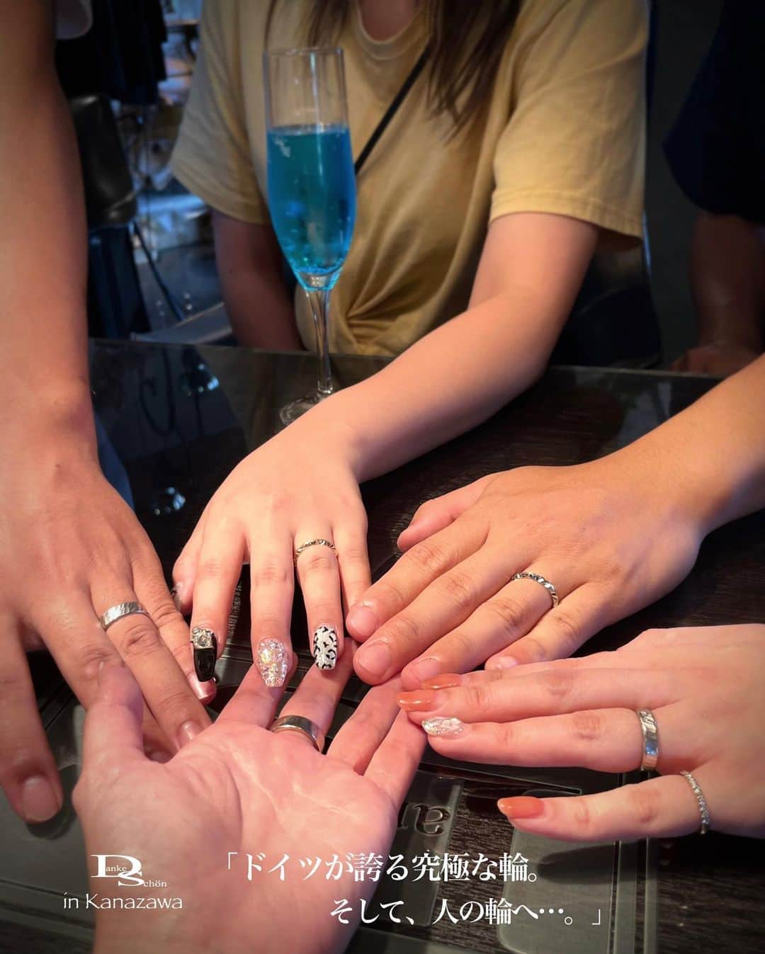 Danke schön ダンケ 金沢 結婚指輪 鍛造さんのインスタグラム写真 - (Danke schön ダンケ 金沢 結婚指輪 鍛造Instagram)「・ ・ ハイ🙌🏻 今日のバウアーさんは ｢お引き渡しの儀」から…。 ・ ・ 5人⁈ ・ ・ そぅ🙌🏻 なんです🙌🏻 ・ ・ 御紹介をくださった御夫妻がケーキ片手に ｢お引き渡しの儀」を見届けようと 駆け付けてくださったんですよ。 ・ ・ これには 店主もびっくり😱 ・ ・ 今まで沢山のお引き渡しの儀を 経験してきましたが ・ ・ 御紹介くださっただけでも 本当に本当に有難い事なのに ・ ・ それを見届けようと しかも出産してまだ2ヵ月の身体で Bayaちゃんまで一緒に ・ ・ 何だかこの御夫妻の人間性と言うか いや人間力｢愛」が深い御夫妻 ・ ・ 御商談中にこの御夫妻の結婚指輪に対する ｢熱量が…」｢熱量が…」のワードが幾度も ・ ・ 身近な人以上に信頼出来る人が 言葉以上にずっと身につけ続けている姿を この数年見ていたからこそ ・ ・ この姿に勝る｢結婚指輪」の説明は 私は無いと思っています。 役目があるとするならちょこっと補足すだけ ・ ・ この仕事をするにあたり 私なりに掲げて来た思いが ・ ・ こうして人から人へ語り継がれていく｢様」を 目の当たりに出来ている事が 幸せを感じたお引き渡しの儀 ・ ・ でもこのお引き渡しを 迎える事が出来たのは ・ ・ 今回のお客様達が 諦めなかったからなのです。 ・ ・ それは初めましては 今年の1月 ・ ・ それから半年以上過ぎて 訪ねてくださって ・ ・ ｢やっと買いに来れた🙌🏻」と ・ ・ 実はあの後も 言われたようにいろいろと指輪を 見に行ったり ふたりで話し合ったりと…。 ・ ・ でも知れば知る程 この指輪が諦められなくなっていて ・ ・ 直ぐに来れなかったのは 毎月のお給料から二人で少しずつ この指輪の為に貯金をしたんです。 ・ ・ もうこの話を聞いた時に 私鳥肌以上に熱いものが込み上げて来てて…。 クッと堪えながらふたりの話を聞いていたんです。 ・ ・ 長年この仕事をしていて 沢山のお客様達と出会い向き合い ・ ・ その中で射止める人 モノは良いのは分かるけど…。 ・ ・ の ・ ・ ｢けど…の」人達は 分かるけど選ばない。 ・ ・ 早い話が 諦めたんだと思う。 ・ ・ 今回のお客様達は本当に 1月からこの日まで｢恋い焦がれ」 ・ ・ そして🙌🏻 射止めくださった仲間です🤝 ・ ・ ふたりだけの｢結婚指輪」それ以上に 価値がある指輪って こう言う思いが加わってこそ言える指輪の事を 言うのではないでしょうか？ ・ ・ でも言うのは簡単 でもそれを実践する人はまだまだ ひと握りだと思います。 ・ ・ きっとおふたりは この恋い焦がれていた時間も含め ・ ・ これから先ずっと 愛用して頂きながら今度は ・ ・ いやいや今日から立場が変わり 『語りべ』になるんだろうな〜。 ・ ・ 鍛造の指輪が凄い訳でもなく 私が捉えたクリスチャンバウアーは ・ ・ 指輪にそこまでも 興味が無かった人や ・ ・ 指輪なんてそんなに大差ないでしょう！と 思っていた人 ・ ・ そんな人にでさえ 心を動かしてしまう ・ ・ 何か不思議なモノが宿っているのが クリスチャンバウアーの指輪だと思います。 ・ ・ 何だか本当に今回の お引き渡しは今までに無い 愛が溢れた｢お引き渡しの儀」でした。 ・ ・ みんなみんなの ｢愛を感じた」時間 ・ ・ みんなの思いのおかげで 私の理想が又！一つ現実となり 輪が広がった｢お引き渡しの儀」でした。 ・ ・ ・ ・ ・  【工業系 鍛造削り出し】 🇩🇪クリスチャンバウアー 専門店 ・ ・ ワンランク上をいくノウハウの クリスチャンバウアーの選び方なら 『Danke schön 』 ・ ・ ・ —— 𝐃𝐚𝐧𝐤𝐞——— ▪︎ Instagramプロフィール 🔜 @danke2005  —————————————————————𝐒𝐜𝐡⍥𝐧——— ・ ・ #クリスチャンバウアー金沢 #鍛造指輪 #鍛造リング #結婚指輪 #結婚指輪オーダー #切削加工 #結婚指輪探し #結婚指輪選び #指輪探し #指輪選び #マリッジリング #結婚指輪金沢 #金沢結婚指輪 #セカンドリング #結婚指輪買い替え #地金屋鍛造 #ブライダルリング #結婚記念日 #ベビーリング #ドイツリング #自分へのご褒美 #クリスチャンバウアーダンケ #クリスチャンバウアーdanke #クリスチャンバウアー  ------------------------------------------✈︎ ---------  鍛造削り出し 🇩🇪クリスチャンバウアー 専門店 『𝐃𝐚𝐧𝐤𝐞 𝐬𝐜𝐡⍥𝐧』 ・ • 営業時間 am11:00〜pm9:00 • 定休日 : 木曜日 • 駐車場 : 店舗前OK • ご予約 : 優先 ・ ・ ——𝐃𝐚𝐧𝐤𝐞——————————————— ▪︎トップページ 🔜 @danke2005 ———————————————————-𝐒𝐜𝐡⍥𝐧—————」9月4日 18時00分 - danke2005
