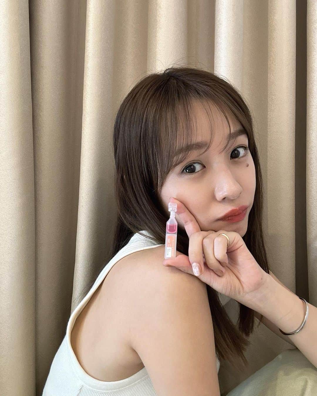 前田希美（まえのん）のインスタグラム：「お休みの日にお家でも お仕事をすることがあるのですが、   なるべくデジタルデトックスをして 仕事とプライベートにメリハリを つけるように心掛けています☺︎︎  休日前のスイッチオフ習慣って大切。  目の疲れが気になる時には ピンクの薬液の使い切りタイプで使いやすく   じんわり気持ちよい差し心地の 「ロートひとやすめ」がおすすめ   裸眼でもコンタクトを装着していても 使える仕様です。 小さくてポーチにも入れられるので 持ち運びにも便利です︎☺︎     #PR #ロート製薬 #ひとやすめ  #デジタルデトックス  #金曜日のスイッチオフ習慣 @rohto_official  ----- 販売名：ロートひとやすめ　目の疲れに　＜第3類医薬品＞」