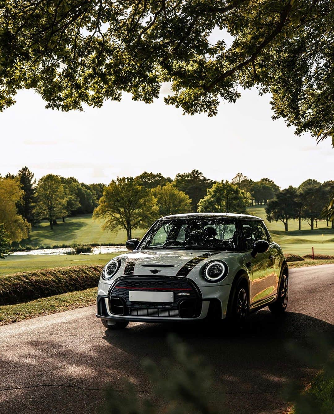 MINI Japanのインスタグラム：「大自然の中で、深呼吸💨    📸 @orgnlmedia    #JohnCooperWorks #MINIJapan」