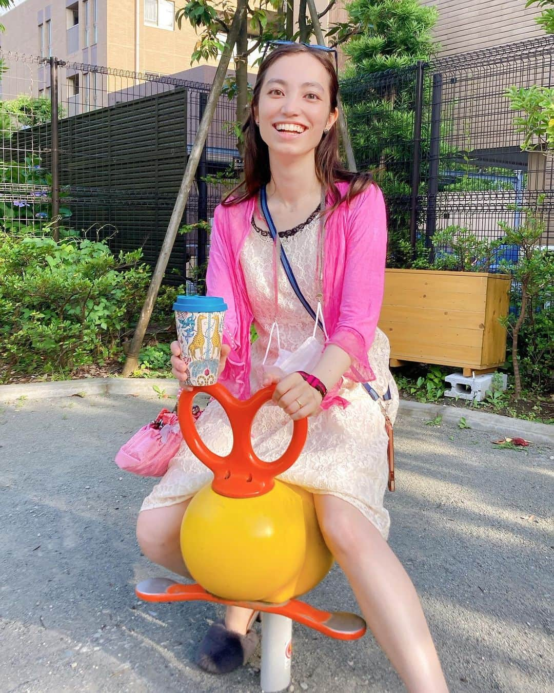 加藤ジーナさんのインスタグラム写真 - (加藤ジーナInstagram)「たまたま見つけた去年の日本の公園での写真🤣✨  去年の10月に日本を出てから 日本食以外で日本が恋しくなることは基本なかったんですが 最近日本のあそこ行きたいあれが欲しいと思うことが増えてきました😂💗🫶  日本の公園とかコンビニとかレストランとか学校とか山とか そういう何でもない風景を写真で思い返して、なんか良いなあ〜と、、、何が良いのか分からないけど、なんだろう、懐かしいのかな？😂💗  来年の夏に一時帰国する予定なので 今から行きたい場所やりたい事買いたい物食べたい物を ひったすらメモしています😂 何かみんなのお気に入りの場所や食べ物あったら教えてください🥰  #日本の風景 #日本が恋しい #懐かしい写真」9月4日 18時03分 - katogina_718