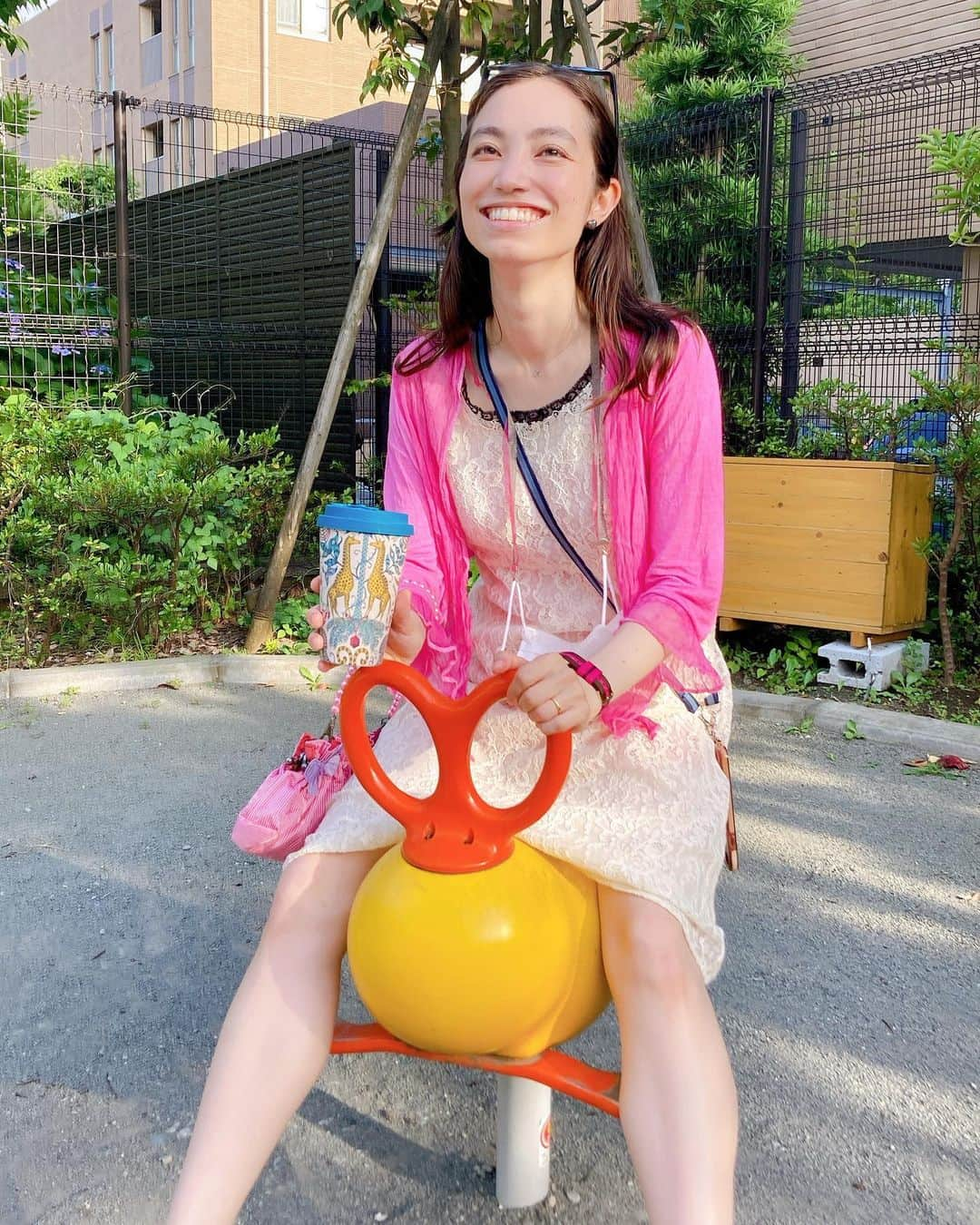 加藤ジーナさんのインスタグラム写真 - (加藤ジーナInstagram)「たまたま見つけた去年の日本の公園での写真🤣✨  去年の10月に日本を出てから 日本食以外で日本が恋しくなることは基本なかったんですが 最近日本のあそこ行きたいあれが欲しいと思うことが増えてきました😂💗🫶  日本の公園とかコンビニとかレストランとか学校とか山とか そういう何でもない風景を写真で思い返して、なんか良いなあ〜と、、、何が良いのか分からないけど、なんだろう、懐かしいのかな？😂💗  来年の夏に一時帰国する予定なので 今から行きたい場所やりたい事買いたい物食べたい物を ひったすらメモしています😂 何かみんなのお気に入りの場所や食べ物あったら教えてください🥰  #日本の風景 #日本が恋しい #懐かしい写真」9月4日 18時03分 - katogina_718