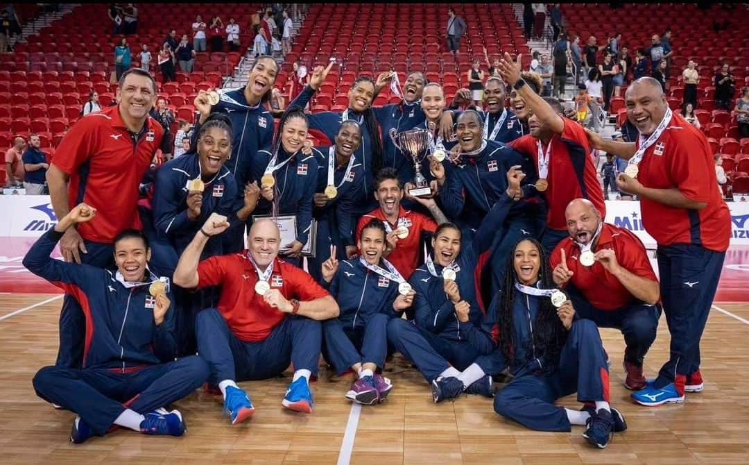ベタニア・デラクルスのインスタグラム：「Dios es bueno todo el tiempo😊 Bravo Equipo👏🏽👏🏽❤️ Campeonas Norceca 2023 🏆 Agradecida de formar parte de las 4 veces que hemos sido campeonas🤗🤗 #Seguimos  #BigBeth」