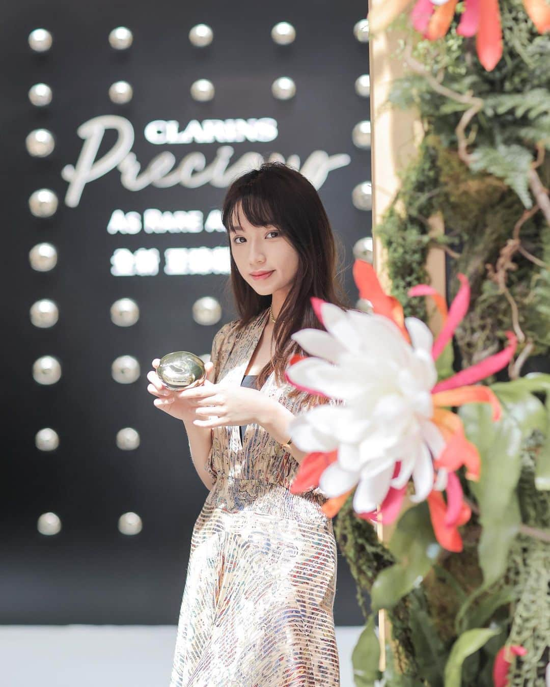 Moanna S.さんのインスタグラム写真 - (Moanna S.Instagram)「@clarinshk presents The Precious House of Rarities for the exquisite Precious series.  Visit the magnificent glasshouse at the Oval Atrium to witness the magnificent power of Moonlight Flower to turn back time for your skin, and indulge yourselves in a rare experiential journey.  Date: 3 – 13 September, 2023  #Precious珍稀凝時體驗館  #PreciousHouseOfRarities  #ClarinsPrecious  #AsRareAsYou  #MoonlightFlower #ClarinsHK @ClarinsHK」9月4日 18時07分 - moannaxdessire